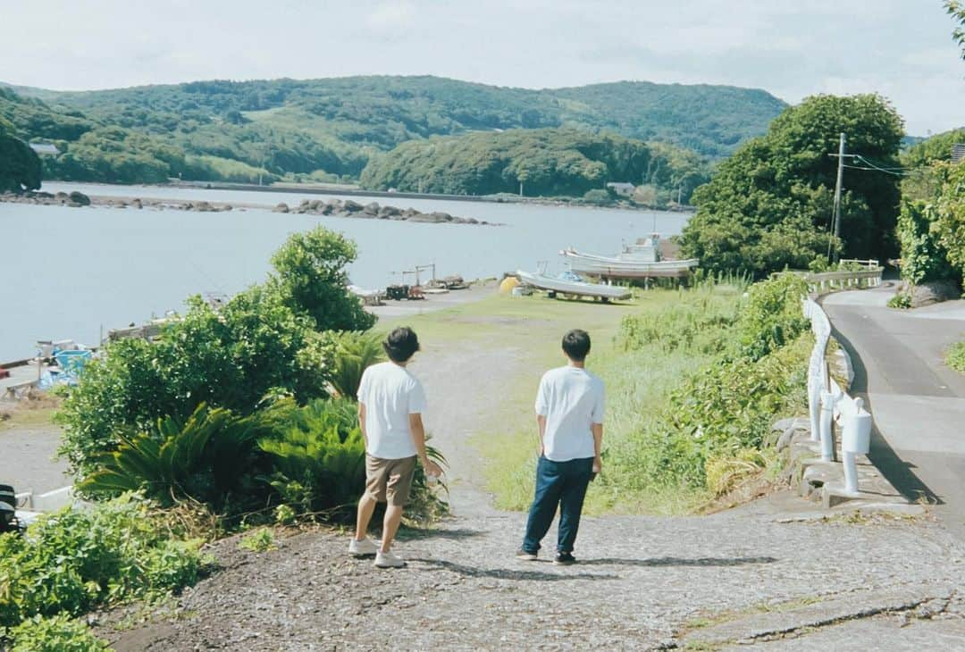 小川紗良のインスタグラム：「無農薬ぶどうの未熟果を使った「アグリーダ」作りの映像を、#とおまわりチャンネル で公開しました🍇  取材したのはちょうど去年の今頃。アグリーダ作りを手伝ってくれたのは、阿久根で一緒に映画を撮ったPとADです。#specialthanks   初夏の爽やかを感じられる短い映像なので、とおまわりのプロフィールリンクからぜひ👀 @tomawari.ig   #film #filmphotography #agriculture #nature #organic #grapes #無農薬 #ぶどう #アグリーダ」