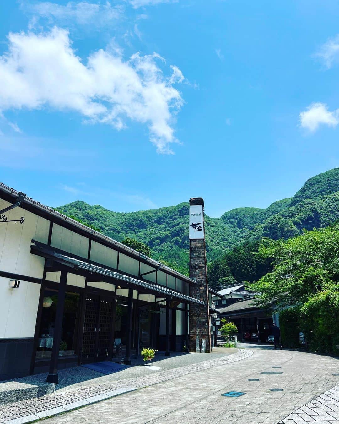 遠山正道のインスタグラム：「山に囲まれ一本道しか抜け出れない、らしい伊万里へ」