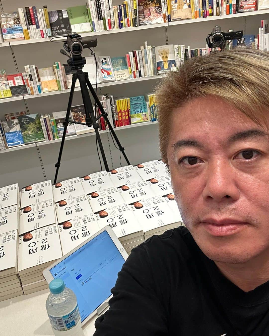 堀江貴文さんのインスタグラム写真 - (堀江貴文Instagram)「#books #信用2.0 #オンラインサイン会やりましたー #1時間半もかかったよ」6月9日 13時01分 - takapon_jp