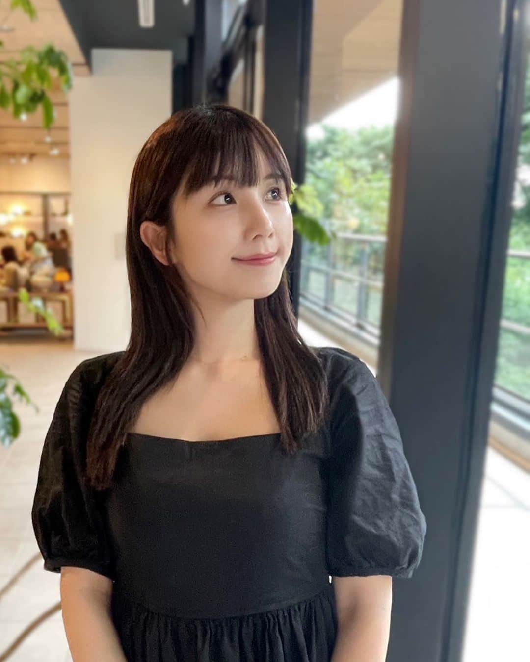 のインスタグラム：「関東も梅雨入りしてじめじめ気分も下がりがちですが、負けないぞぅ☔🐸  #窓の外眺めながらの投稿🌧  ⁡ ⁡#rainyday#portrait#japanesegirl#ootd#uniqloコーデ#ig_japan#followme⁡#人像攝影#被写体⁡#健康美#彼女感#日本的#道重佐保#michishigesaho」
