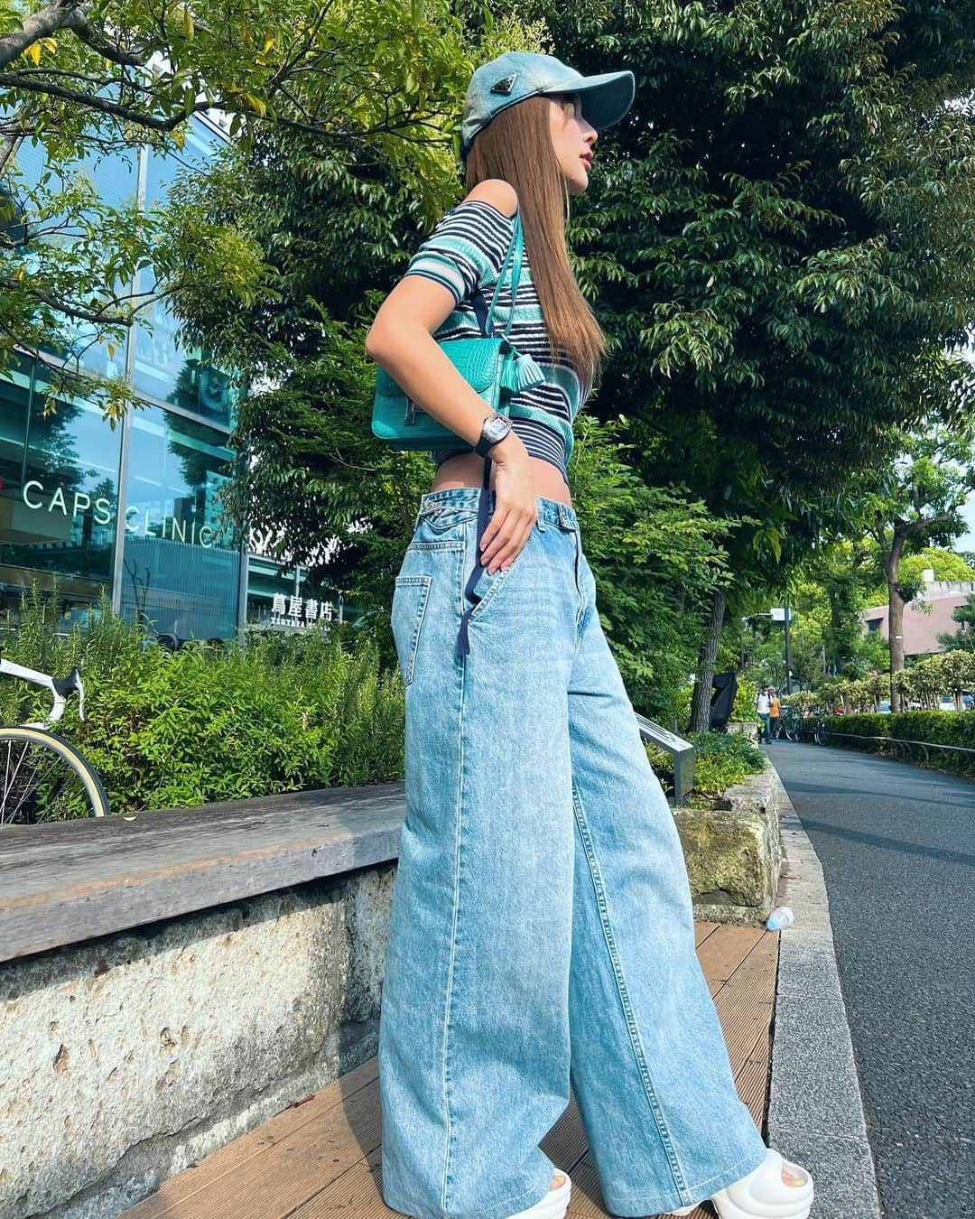 濱野りれさんのインスタグラム写真 - (濱野りれInstagram)「My fav pants style💙 今年の夏はデニムパンツを集めています 太いパンツってなかなかなくてやっと見つけたの嬉しい🥺  #mygrlfrnd #grlfrndデニム #デニム #デニムコーデ #デニムパンツ #revolveme #revolve #リボルブクロージング #denim #denimstyle #denimpants」6月9日 13時02分 - riregram