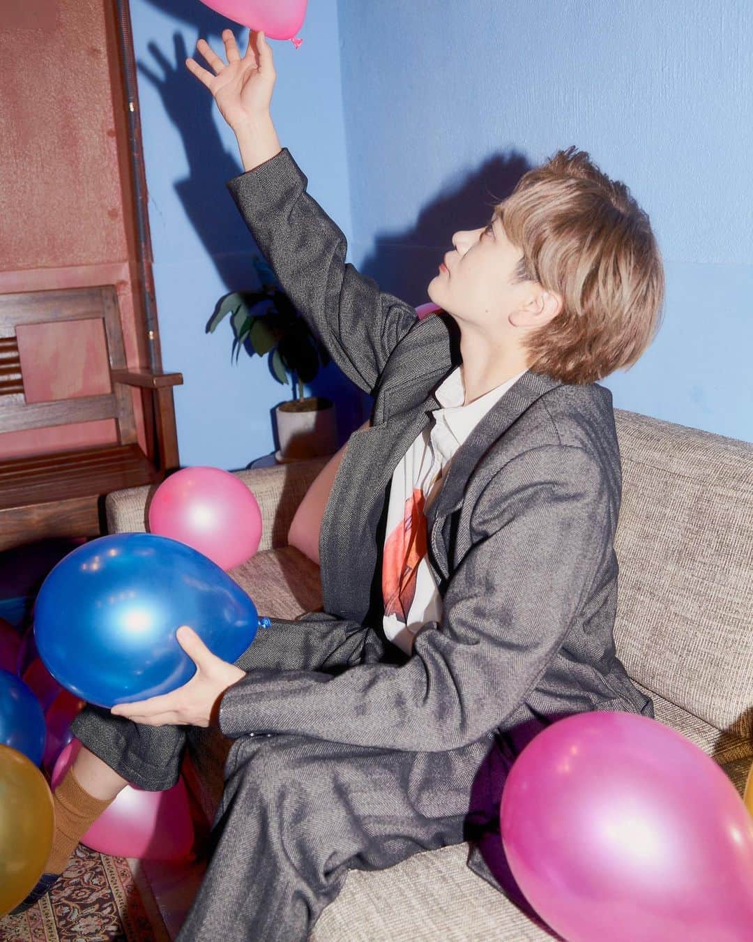 のインスタグラム：「🎈 スーツ @iroquois_official シャツ @sharnef_official 靴  @pantofoladoro_jp #カレンダー #衣装 #セットアップ  #32歳 #風船と戯れる #instagood」