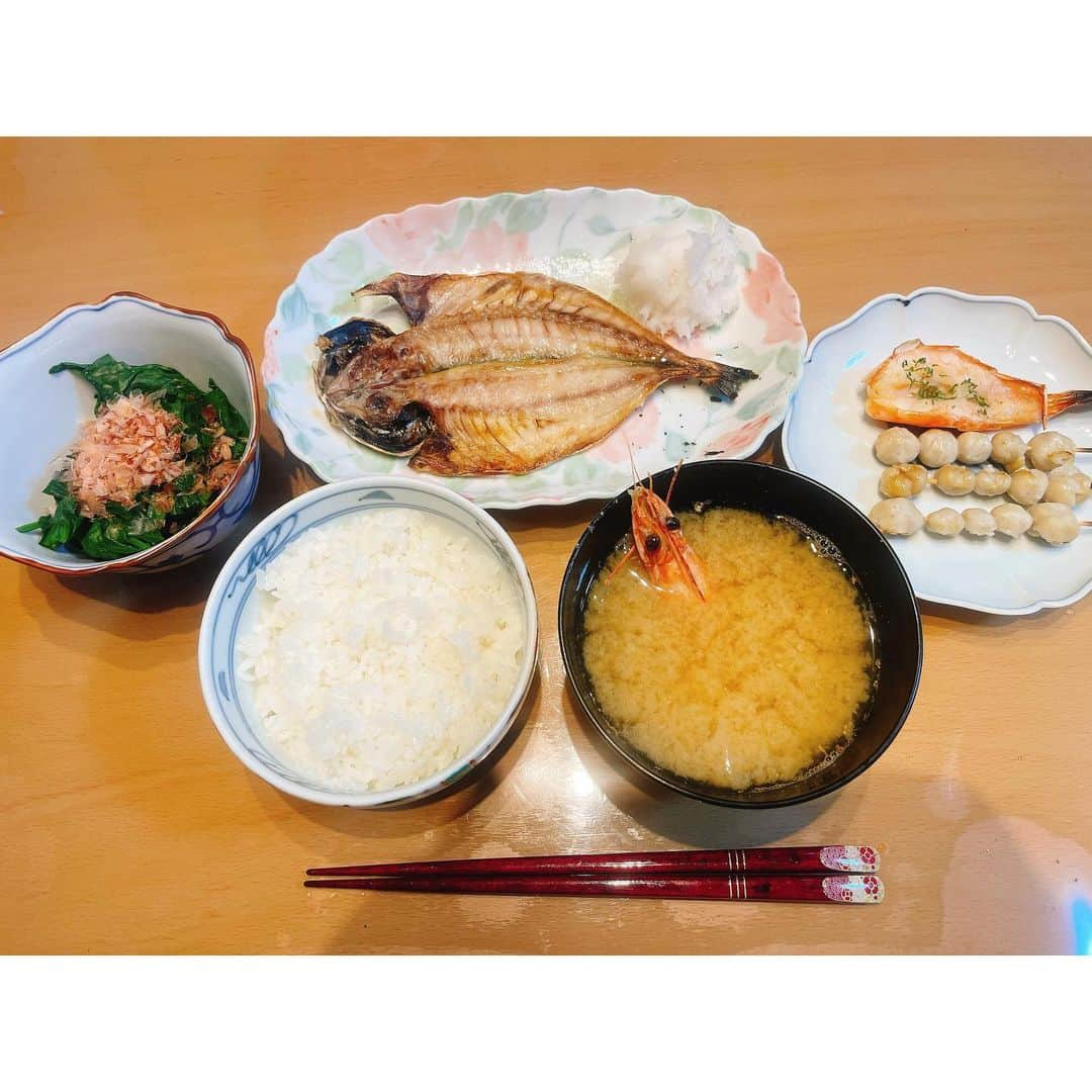 田中亜弥さんのインスタグラム写真 - (田中亜弥Instagram)「【今日のお昼ごはん🍚】 お客様からいただいた干物たちと、三土手さんと美和子さんからいただいたコシヒカリをいただきました❣️  感想は…最高に美味しい✨の一言に付きます😂  素材を生かした料理が大好きなので、言葉にならないくらい幸せでした😭💕  美味しいものをありがとうございます🙏  周りの方に恵まれてます…🥲  作ってくれた夫にも感謝です😍  #今日のお昼ごはん  #アジの干物  #天使の海老  #いかの口  #釜鶴  #釜鶴ひもの店  #佐渡スーパーコシヒカリ  #美味しすぎる  #最高の食事  #日本人でよかった  #周りに感謝  #パーソナルトレーナー #パーソナルトレーニング  #パーソナルトレーニングジム  #パーソナルジム #女性専用 #女性専用ジム  #女性専用パーソナルジム  #吉祥寺 #吉祥寺駅 #武蔵野市 #キャンペーン実施中」6月9日 13時11分 - tanakaaya81