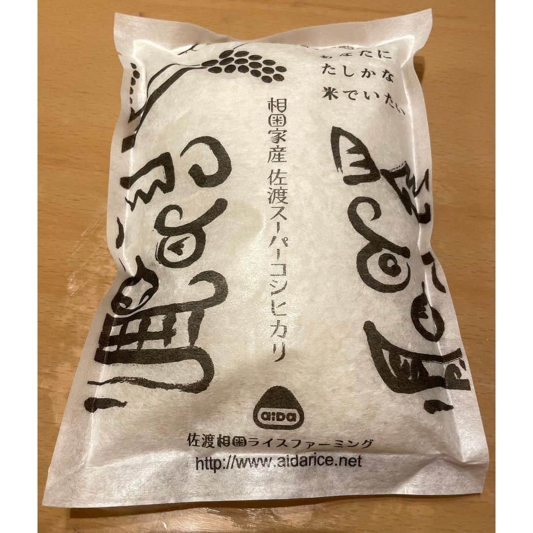 田中亜弥さんのインスタグラム写真 - (田中亜弥Instagram)「【今日のお昼ごはん🍚】 お客様からいただいた干物たちと、三土手さんと美和子さんからいただいたコシヒカリをいただきました❣️  感想は…最高に美味しい✨の一言に付きます😂  素材を生かした料理が大好きなので、言葉にならないくらい幸せでした😭💕  美味しいものをありがとうございます🙏  周りの方に恵まれてます…🥲  作ってくれた夫にも感謝です😍  #今日のお昼ごはん  #アジの干物  #天使の海老  #いかの口  #釜鶴  #釜鶴ひもの店  #佐渡スーパーコシヒカリ  #美味しすぎる  #最高の食事  #日本人でよかった  #周りに感謝  #パーソナルトレーナー #パーソナルトレーニング  #パーソナルトレーニングジム  #パーソナルジム #女性専用 #女性専用ジム  #女性専用パーソナルジム  #吉祥寺 #吉祥寺駅 #武蔵野市 #キャンペーン実施中」6月9日 13時11分 - tanakaaya81