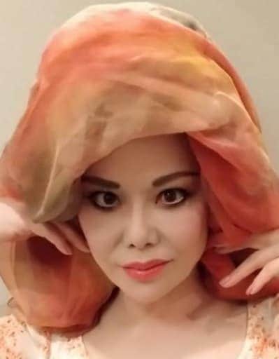 のインスタグラム：「Buenas tardes☁️  夫人パーティー当日は朝５時に起きて 自宅から徒歩3分の有名神社へ🙏  お掃除の方と元気にご挨拶を交わしましたが 朝早くから厚化粧👀少し恥ずかしかった😆  堪らなく清々しくて最高～😍」