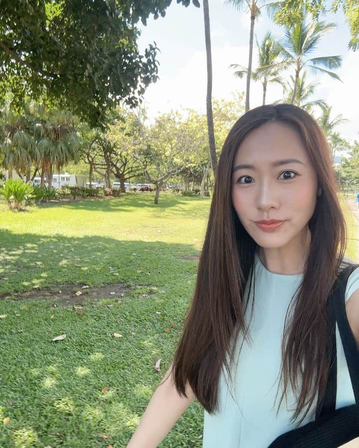 守永真彩のインスタグラム：「. . 先日、早めの夏休みを頂き ハワイに飛んできました✈️✨  飛行機&ホテル完全一人旅行！！笑  元々一人は好きなので寂しくはなかったのですが、英語が苦手なのでそれだけが不安で...😂笑  ハワイだから大丈夫だろうと思ってたのですが、空港からホテルに行くバスを探すのだけで1時間ww  ようやくバスに乗れて、ホテルにチェックイン出来た時は大人になった気持ちになりました😂笑  それにしても... ハワイの自然、無加工でこの色🏝️ 自然の美しさが際立つ場所は やっぱりハワイ独特の空気が流れておりました🌬️🌿  ではでは。すこーしだけ夏休みの投稿お付き合いください🌻  #夏休み　#大人の夏休み　#一人旅行　 #hawaii  #trip #ハワイ　#自然　#癒し #秘書　#秘書の休日 #10ヶ月前から休みとってました　 #まだ髪の長い頃」