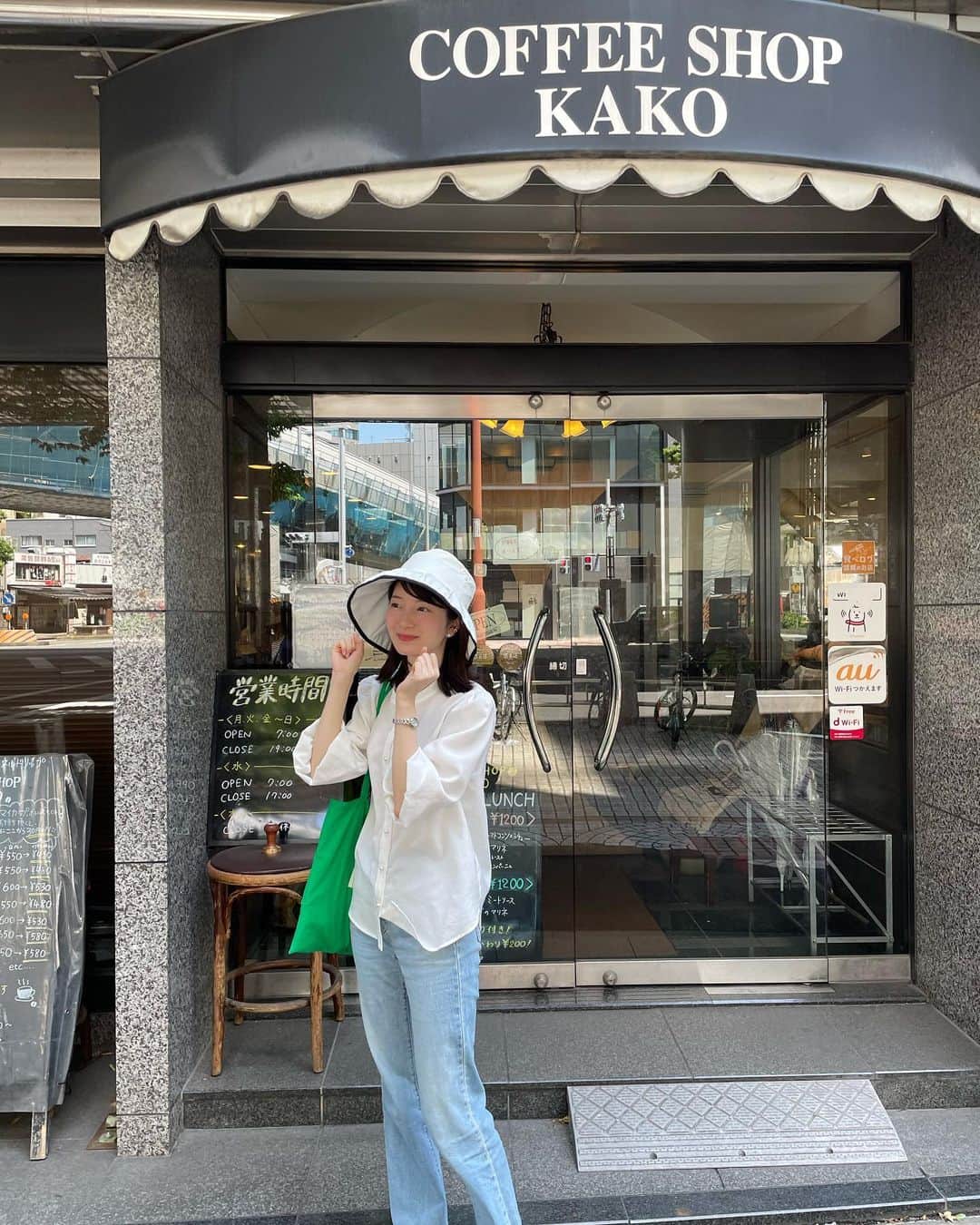 吉村恵里子さんのインスタグラム写真 - (吉村恵里子Instagram)「・ 先月姉と母と名古屋に行ってきました！  美味しいものを食べて、 綺麗な鯉のぼりを眺めて、 新しいお皿やコップを買い、 楽しい旅になりました。💝  名古屋城の天守閣には登れませんでしたが、猫たちものんびりしていて、名古屋いいなぁ。また行くだがや〜！という気持ちになりました。☺️ (名古屋の方言好きです)(使い方合ってますか?)  味仙で食べたラーメンの辛さを思い出しています。また食べたい！🍜  #名古屋 #味仙 #矢場とん #名古屋旅行 #名古屋喫茶店」6月9日 18時40分 - yoshimura_eriko