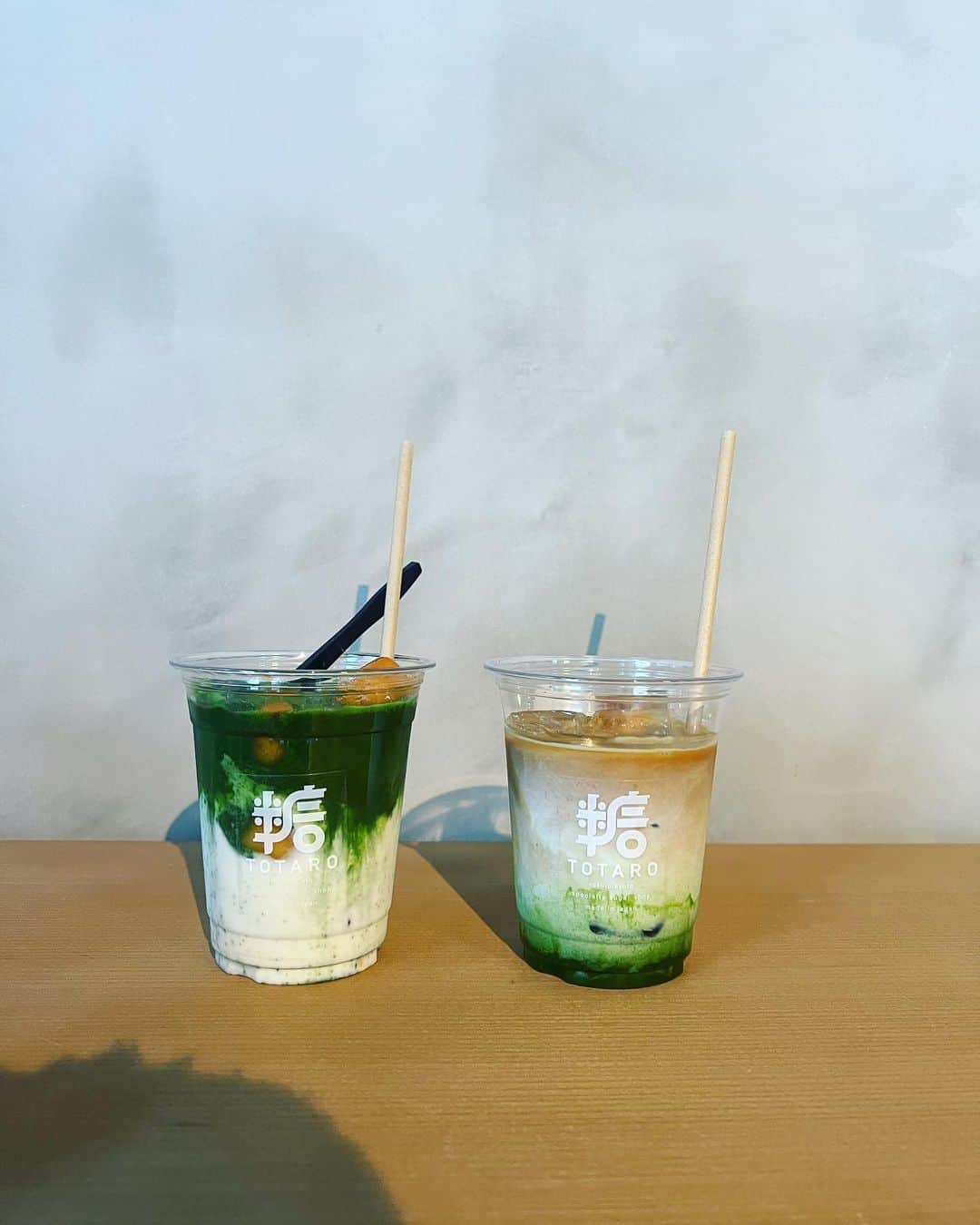 中村かなのインスタグラム：「🍵 × ☕️  意外な組み合わせがおいしかった♡ ベビーカステラはサービスなの 店員さんがとっても親切だったし また行きたい♡  週末の京都も楽しみだなあ☺️  📍 @totaro_kyoto   #糖太郎 #kyoto #kyotojapan #kyotocafe #kyototrip #kyototravel #五条カフェ #五条グルメ #京都カフェ #京都カフェ巡り #京都カフェ部 #抹茶カフェ #抹茶ラテ #抹茶スイーツ #抹茶 #和カフェ #京都グルメ #五条 #コーヒースタンド」