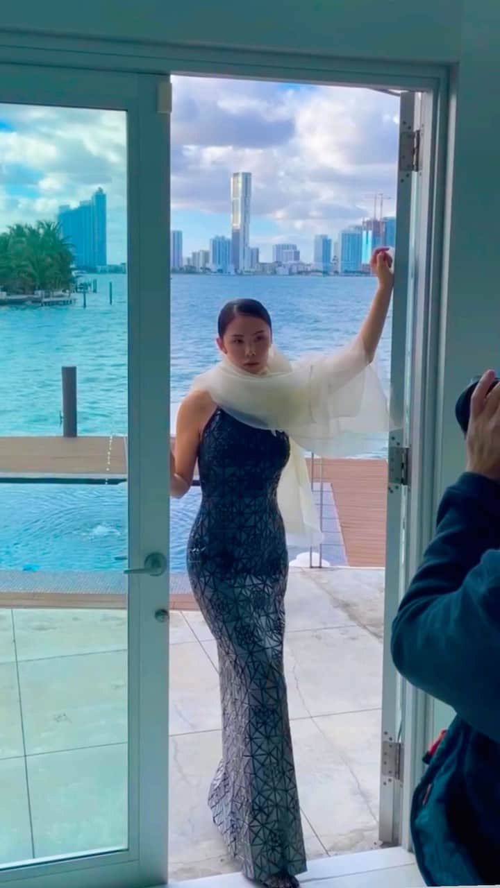 森理世のインスタグラム：「Ocean breeze 🌊🌴」