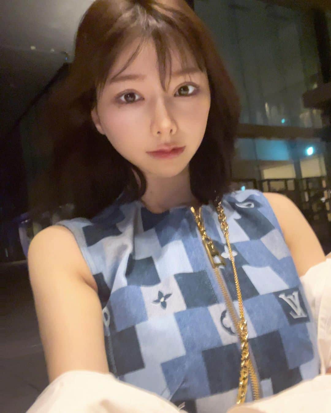 まりんのインスタグラム：「歩きながら撮ったらすごいブレ🤣 まあいいや🤣💕💦  ヘアメイクLilyですが、来月から新しく従業員が増える予定🥹🩷 です！嬉しい✨✨✨  今までよりも、更にレベルアップしたお店になるよう努力してまいります！ぜひ皆様のご来店お待ちしております🥰  2枚目に予約やお問い合わせのLINEQRコードがありますので 是非追加よろしくお願いいたします☺️💕 （24時間いつでも予約ができます✨）  #国分町 #国分町キャバクラ #ヘアメイク #ヘアメイクlily #キャバ嬢 #仙台 #キャバクラ」