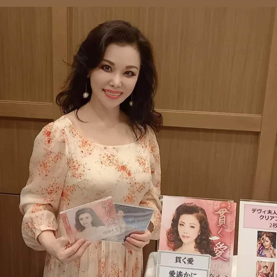 のインスタグラム：「夫人パーティー🎤本番前後の展示会にて  お世話になりました皆さま💗 ありがとうございました🙇」