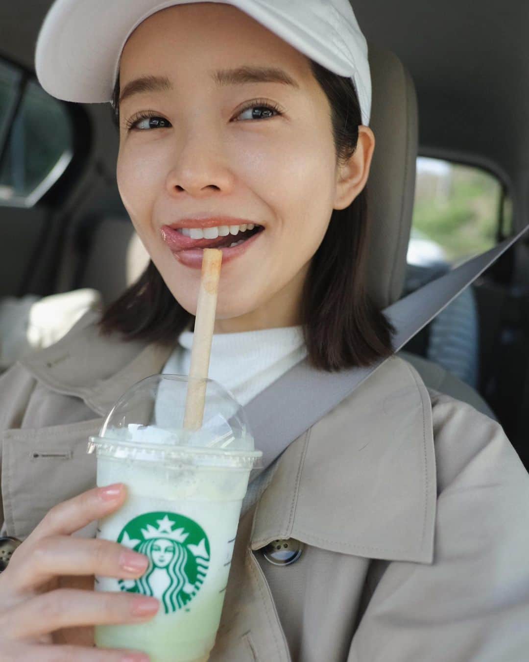 猪鼻ちひろのインスタグラム：「🍈😋🚗 ご機嫌メロンドライブ #意識しないと小指が立ちがち   @moemurakami_ が【カメラロールに写真がないわけじゃないけど、あれを投稿したら嫌な人いるかな、これを書いたら自慢みたいかな、わざわざ言うほどのことでもないな、と、どんどん範囲を狭めているのは自分で。誰も他人のことなんて大して気にしてないのにハードルを高くしているのもまた自分。前は道端に落ちてる白菜とかもインスタしてたんだけどな😂毎日投稿したところで何か変わるわけじゃないけど、勝手に高くしてる壁を低くする姿勢が何かに繋がることを信じて🥹】と書いていて(盛大にコピペ©️萌ちゃんのQ&A毎月の楽しみだからみんなも見て欲しい！)  まさに最近また感じていたことだったからハッとした。  昔は551の肉まんのドアップも(笑えるが) 1ミリも盛れない写真の数々も なーーーーーんにも気にせず載せていたのに。 (見返したくはないけど😂)  写真が好きなのは今も変わらずなんだし、 ハードル勝手にあげないで自分〜と思ったのでありました。笑  ですが寝癖や空やお花のドアップ写真を 毎日見せられても困るとおもうので メロンドライブでテンションの上がってるやつを☺️幸  トレンチは @cenci_official  トップスは @lephil_official  ボトムスは @searoomlynn_official (S→ウエストお直し済み) まつ毛は @annfism  薄毛ケアは @resalon.co.jp  #ちひろの美容 #ちひろのお洋服 #150cm」