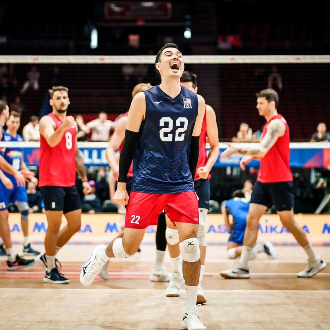 USA Volleyballさんのインスタグラム写真 - (USA VolleyballInstagram)「The U.S. Men 🇺🇲 showed off the benefits of experience against a young Italian team 🇮🇹 at VNL on Thursday.  The U.S. won 3-0 (25-15, 25-18, 25-19). Story and stats at 🔗  in our bio.」6月9日 13時33分 - usavolleyball