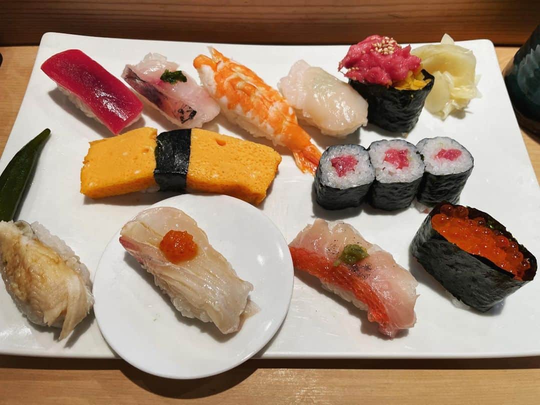 菅原永二のインスタグラム：「安定のたつ郎寿司。いつも美味しい😋」