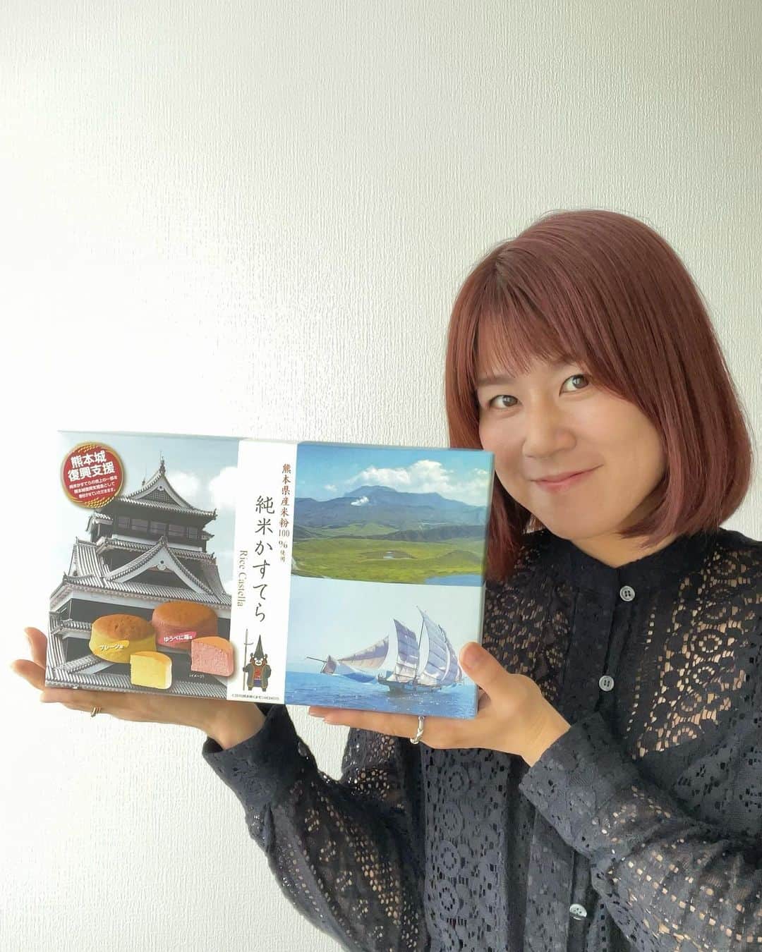 藤井瑞希さんのインスタグラム写真 - (藤井瑞希Instagram)「・ ・ 昨年5月に販売を開始したJA熊本経済連オリジナルスイーツ熊本県産米粉100％でつくられている『純米かすてら』の売り上げを、本日熊本市に熊本城災害復旧支援金として初めて贈呈されました。 ・ ふわふわ、しっとりとした食感で、とてもおいしいスイーツです。 ・ 種類も２つあってプレーンと熊本県オリジナル品種の苺ゆうべに味があります🍓 ・ 食べ方は個人的には、電子レンジで温めてアイスなんか添えて、ふっかふかプルルン状態で食べるのが好きです🩷 ・ ぜひご賞味ください！ ・ ・ #ja熊本経済連 #純米かすてら #熊本城災害復旧支援金 #復興支援 #pr」6月9日 19時03分 - bdmntnfujiimizuki