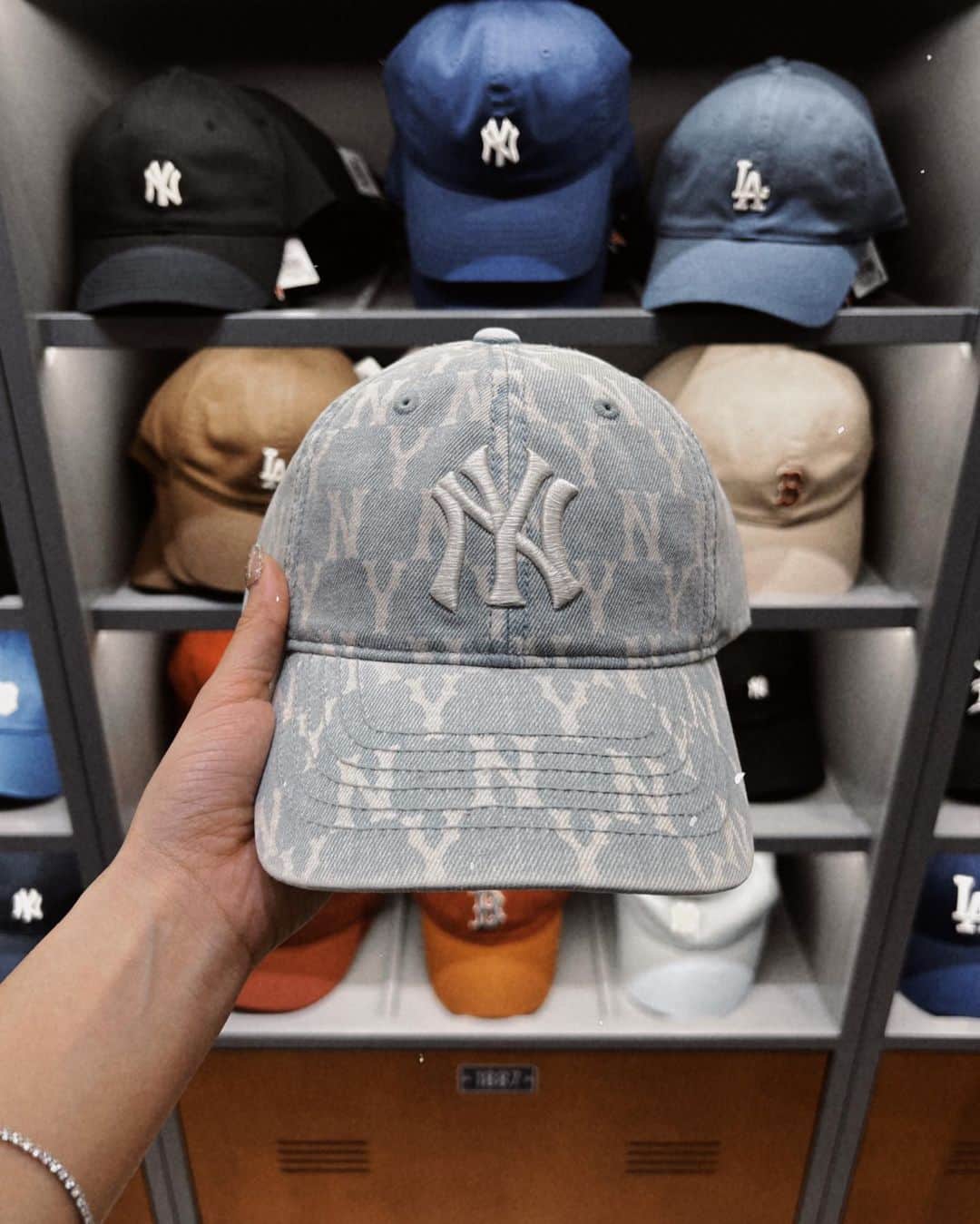 のインスタグラム：「. @mlbkorea 🇰🇷⚾️🩵  #mlb#mlbkorea#y2k#y2kファッション#韓国ファッション#韓国コーデ#キャップ#キャップコーデ#海外ファッション#海外コーデ#오오티디#데일리룩#아웃핏」
