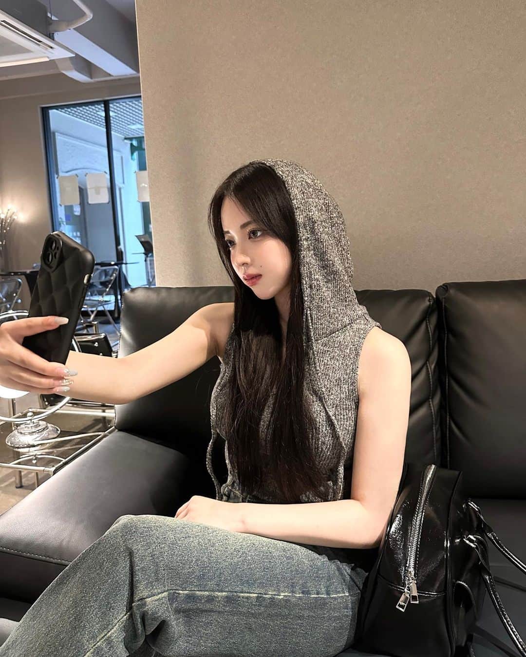 葉月ひまりのインスタグラム：「最近ハマってるY2Kコーデ🖤 全身SHEINで揃えたよ！めっちゃ安いのに生地感めっちゃ良くて大優勝だった🛒⭐️ 特に、フード付きのニットベストがお気に入り！ 韓国アイドルの衣装みたいでめっちゃ可愛い🥺  他にもYouTubeで32点大量に紹介しているので、是非見てみてね〜！  ♡お得なクーポン♡ coupon code: 00hm ［お買い上げ金額1～5,999円まではセール価格より15%OFF、6,000円以上は20%OFFが適用されます］  ♡商品ID♡ トップス: 12324486 デニム: 13652152 バッグ: 14602258  ※海外からの個人輸入品はサイトの注意事項をよく読んでご検討ください  @shein_japan  #SHEINforAll#PR」
