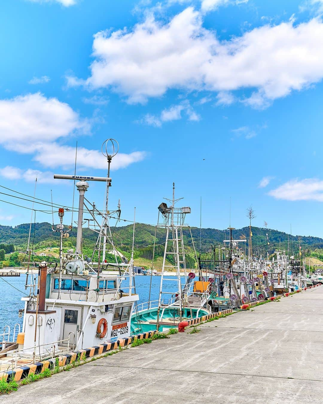 宮城県観光課さんのインスタグラム写真 - (宮城県観光課Instagram)「他の投稿はこちらから！  今回は気仙沼市の「ないわん」をご紹介  【ないわん】 商業観光施設「迎(ムカエル)」、「結(ユワエル)」、「拓(ヒラケル)」、まちづくりの拠点施設「創(ウマレル)」の4施設から成り、まち歩きや買い物が楽しめるスポットです。  施設のすぐそばでは、漁船の係留風景が楽しめるので、食べ歩きがてら足を伸ばしてみては？ 潮風を感じながら、間近に見る漁船は圧巻です！  今回ご紹介したお出かけスポットについてもっと知りたい方は、 「ここ好き宮城」とコメントしてみてくださいね💬 チャットボットがDMで詳細情報をお届けします。 ※ご連絡が届かない場合は、DMの受信設定をご確認ください。  #観光 #宮城 #宮城県 #miyagi #宮城旅行 #気仙沼 #気仙沼市 #気仙沼観光 #気仙沼内湾 #ないわん #ここ好き宮城 #笑顔咲くたび伊達な旅」6月9日 19時00分 - miyagi_pref_kankou