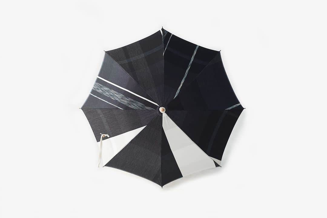 ヒラハルさんのインスタグラム写真 - (ヒラハルInstagram)「【5つ限定！】自分だけの傘「よけよけショート」が新入荷しました！  カラフルな色使いで気分を上げてくれるtamaki niimeの生地が、イッテンモノの傘になりました！パッチワークのように生地を組み合わせた傘は、同じ色柄がふたつとありません。  日除け・雨避けになる、その名も「よけよけ」。撥水・UV加工が施されており、晴雨兼用傘としてお使いいただけます。  新入荷した「よけよけショート」は、親骨の長さ約47cmと持ち歩きやすい小ぶりなサイズです。  ・  傘の製造は、1936年創業・傘製品の生産で国内トップシェアを誇る柴田株式会社（大阪市）が担当。撥水・UV加工のほか、手になじむメイプルの持ち手など、国産の確かなクオリティで作られています。  ・  360°どこから見ても唯一無二の色柄。傘を広げるのが楽しみになりそう！いつも一緒の必需品こそ、自分だけの色柄をお選びください。  ・・・・・・・・・・・・・・・  #パンと日用品の店わざわざ #わざわざ #wazawaza  #tamakiniime #タマキニイメ #玉木新雌 #晴雨兼用傘 #日傘 #よけよけ #よけよけショート」6月9日 19時00分 - wazawazapan