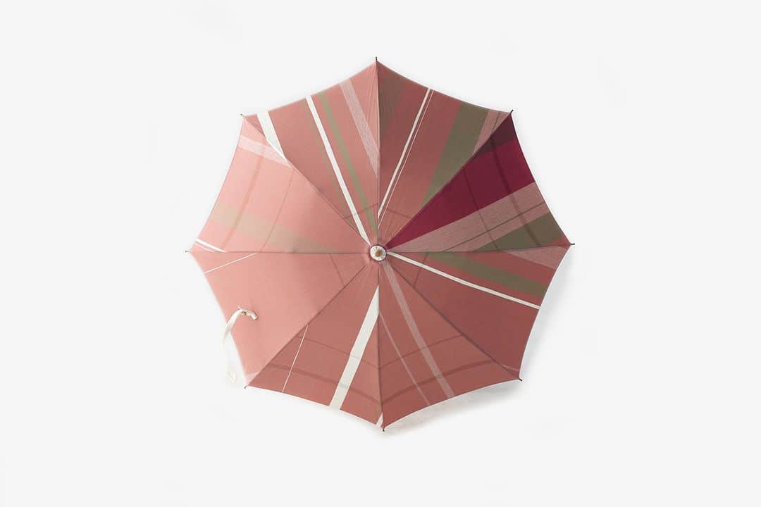 ヒラハルさんのインスタグラム写真 - (ヒラハルInstagram)「【5つ限定！】自分だけの傘「よけよけショート」が新入荷しました！  カラフルな色使いで気分を上げてくれるtamaki niimeの生地が、イッテンモノの傘になりました！パッチワークのように生地を組み合わせた傘は、同じ色柄がふたつとありません。  日除け・雨避けになる、その名も「よけよけ」。撥水・UV加工が施されており、晴雨兼用傘としてお使いいただけます。  新入荷した「よけよけショート」は、親骨の長さ約47cmと持ち歩きやすい小ぶりなサイズです。  ・  傘の製造は、1936年創業・傘製品の生産で国内トップシェアを誇る柴田株式会社（大阪市）が担当。撥水・UV加工のほか、手になじむメイプルの持ち手など、国産の確かなクオリティで作られています。  ・  360°どこから見ても唯一無二の色柄。傘を広げるのが楽しみになりそう！いつも一緒の必需品こそ、自分だけの色柄をお選びください。  ・・・・・・・・・・・・・・・  #パンと日用品の店わざわざ #わざわざ #wazawaza  #tamakiniime #タマキニイメ #玉木新雌 #晴雨兼用傘 #日傘 #よけよけ #よけよけショート」6月9日 19時00分 - wazawazapan