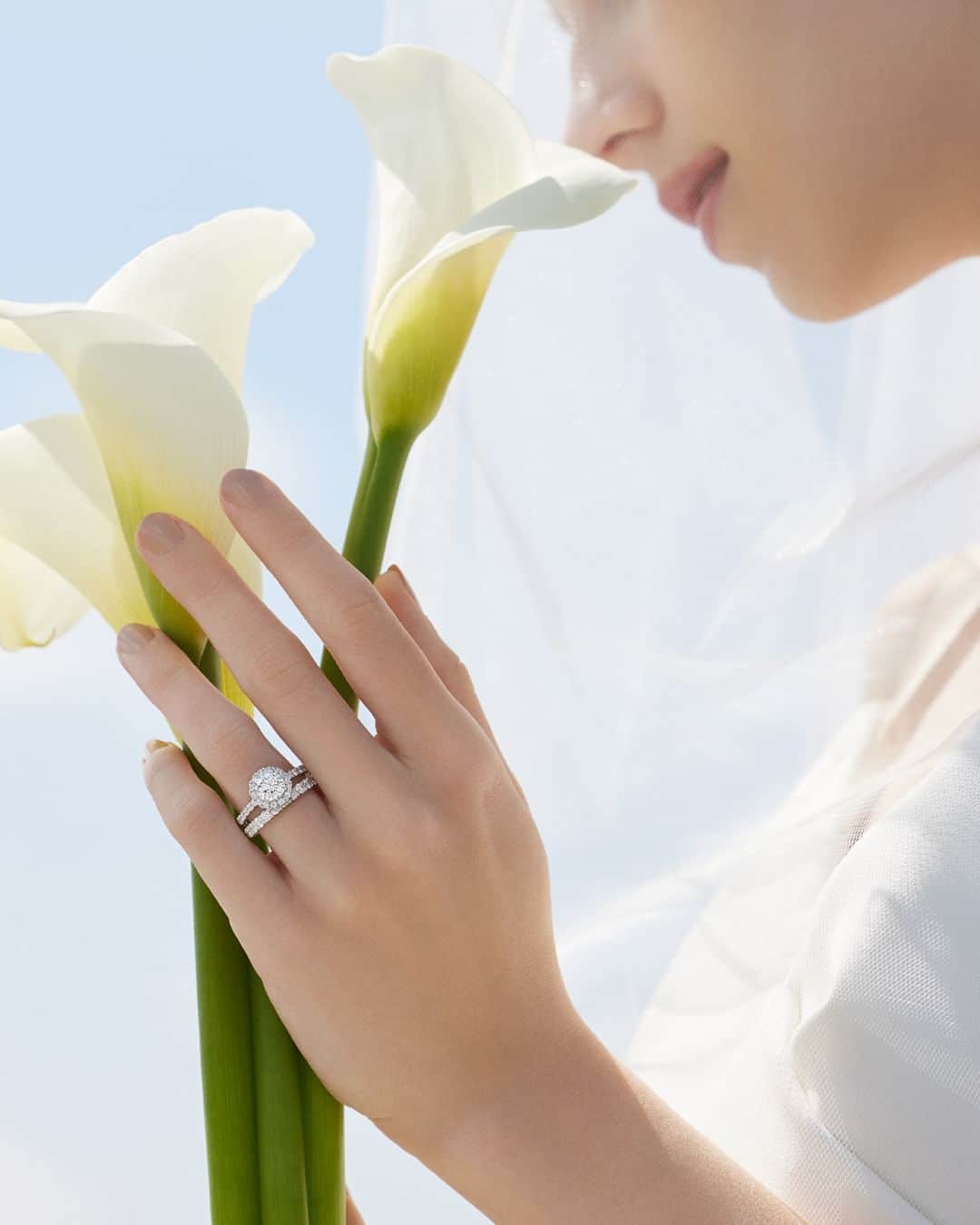 TASAKIさんのインスタグラム写真 - (TASAKIInstagram)「Melee diamonds add a joyous sparkle to the centre stone of the new 'BRILLANTE' engagement ring. Let this eternal light shine on your love and shared future.  センターストーンとメレダイヤモンドが反射し合って、麗しい光を放つ「BRILLANTE (ブリッランテ)」の新作エンゲージメントリング。 エターナルな光が、ふたりの愛と未来を祝福します。  6月25日(日)まで開催中のブライダルフェアで、そのまばゆい輝きを確かめて。  #TASAKI #TASAKIBRILLANTE #TASAKIdiamond」6月9日 19時00分 - tasaki_intl