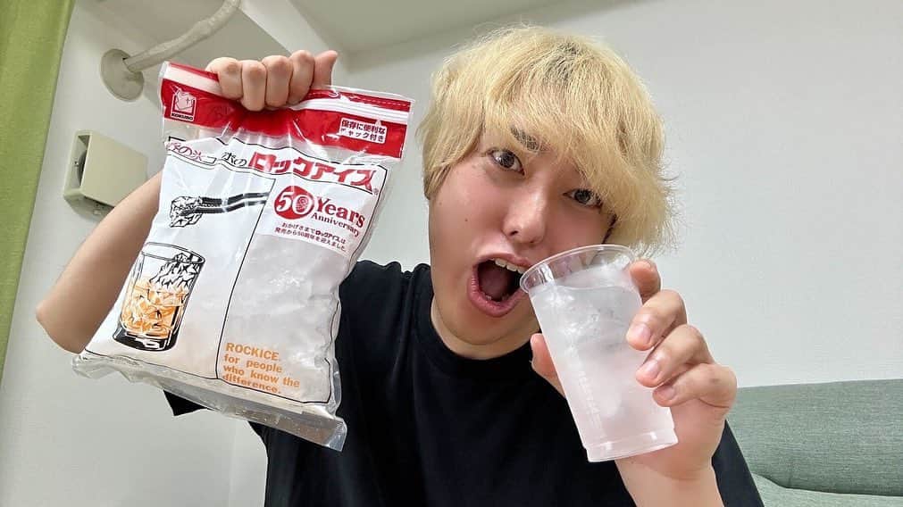 ないとーのインスタグラム：「俺と忘れられない夏にしよう！  暑い夏に重宝できて便利なロックアイスが今年50周年を迎えるみたい  キンキンに冷えた水分を補給してこの夏も乗り切ろう！  ちなみに今日、 6月9日はロックアイスの日！！  みんなはロックアイスの日どう過ごす？  俺が忘れられない1日にしてあげようか？  #PR　 #6月9日はロックアイスの日　 #ロックアイス50周年」