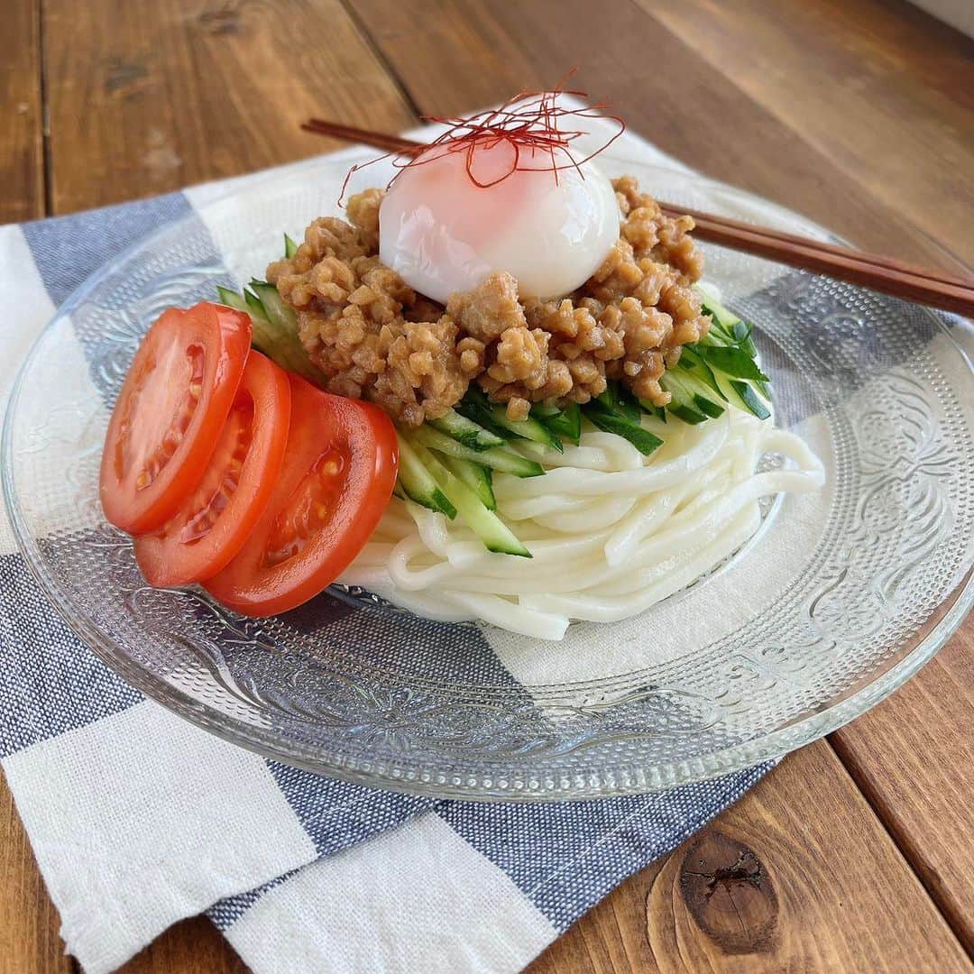 のインスタグラム：「こんばんは😌 日中は暑いですが、夜風は心地よいですね〜 皆様はいかがお過ごしでしょうか？🌙  本日は！というより、本日も！！  蒸し大豆を袋の上からむぎゅむぎゅと、細かく潰して蒸し大豆ミートに！！  蒸し大豆を潰して大豆ミートの代わりに使うことで、大豆丸ごとの栄養も美味しさもとれますよ🫡  そんな蒸し大豆ミートを使って 旨辛肉味噌を作りました👐  うどんの上に乗せたら、もう最高に美味しいんですよね😍🧡  最初はミンチの半分を蒸し大豆ミートに置き換えてみてください！  ぜひお試しください☺️  #だいずデイズ #daizudays  #オーガニック　#ソイプロテイン　#植物性たんぱく質　#大豆ミート #夏レシピ」
