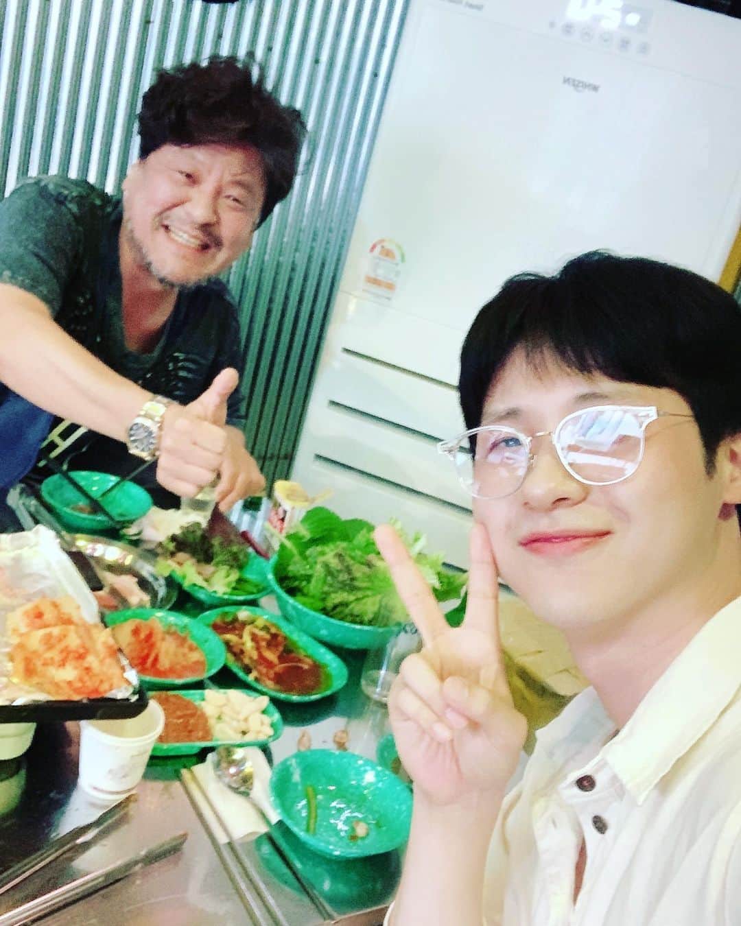 シヌ のインスタグラム：「우리 아버지❤️ #성지루 선배님❤️ 일산 #레트로고깃집」