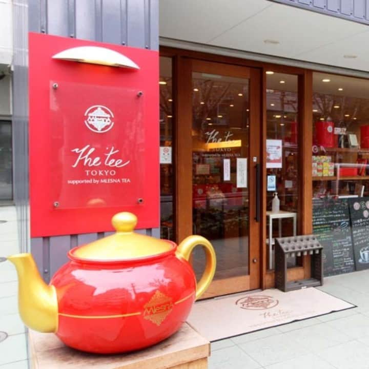 レッツエンジョイ東京さんのインスタグラム写真 - (レッツエンジョイ東京Instagram)「約100種類の紅茶が1,200円で“飲み放題”🫖✨  神楽坂にあるティーサロン「The tee TOKYO」では、カップが空く度にお店の人が異なるフレーバーの紅茶を注いでくれる飲み放題「ティーフリー」（1,200円）が人気です。  混雑時のみ2時間制になりますが、基本的に時間は無制限！一回に注がれるのは、2～3口で飲めるくらいの量なので、2時間制限があってもなくても、15～20種類ほど飲んで帰る人が多いそう。  紅茶との相性バツグンだという「究極のホットケーキ」（1,450円）と一緒に楽しむのもオススメです🥞😋  🔸The tee TOKYO supported by MLESNA TEA @theteetokyo 📍東京都新宿区箪笥町 30 🚉牛込神楽坂  #レッツエンジョイ東京 #おでかけ #おでかけスポット #theteetokyo #ムレスナティー #mlesnatea #mlesna #theteetokyosupportedbymlesnatea #teatime #東京カフェ #神楽坂カフェ #飯田橋カフェ #カフェ部 #カフェ好き #ホットケーキ #パンケーキ #紅茶 #紅茶専門店 #紅茶のある暮らし #紅茶好き #紅茶大好き #紅茶好きな人とつながりたい #紅茶時間 #紅茶派 #紅茶カフェ #紅茶飲み放題 #フレーバーティー」6月9日 19時02分 - lets_enjoytokyo