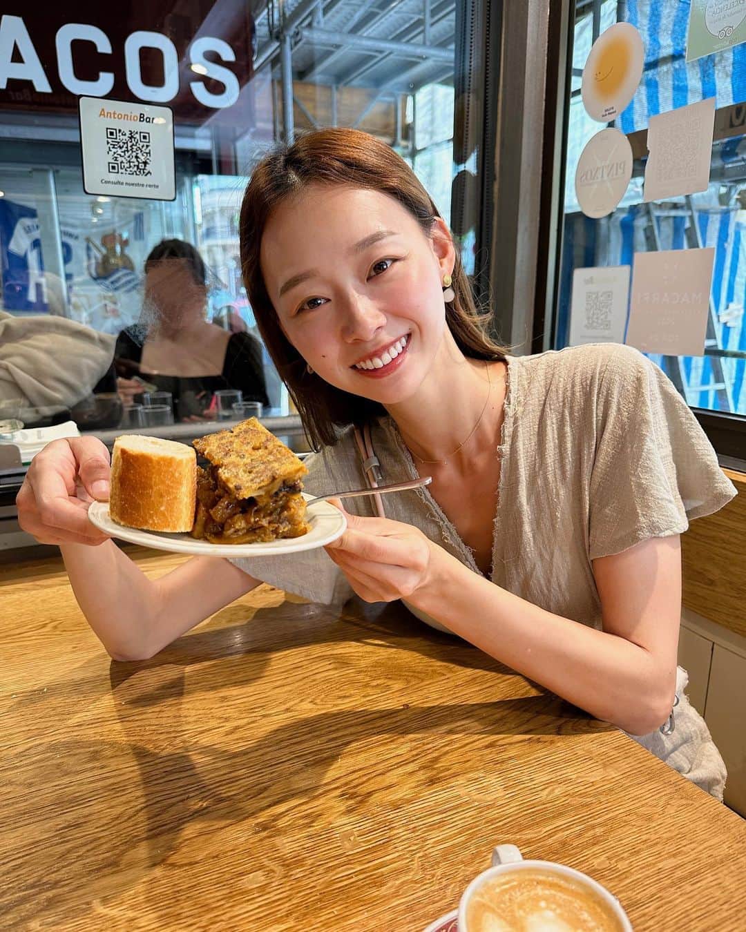 吳斐莉のインスタグラム：「西班牙繞了一圈，最後來到美食之都Donostia-San Sebastián💕至於中間為何消失？因為又拍影片又中暑，讓我都忘了要拍照😂  說是美食之都，我必須要說這裡也是西班牙最美之都吧😆因為非常靠近法國，所以這裡建築真的超法，都精緻很多🤫  網路說這裡是擁有最多米其林星星的地方，我們沒走餐廳路線，畢竟小吃才是我們的愛💕  Pintxos就是我們所知道的Tapas，只是是巴斯克語，老公說這裡的字很多都看不懂((因為不是西文啊🤣  早上第一站就先到號稱全城最好吃的”西班牙蛋餅”！  我們都是跟著YTBER @migrationology 走😎有興趣的大家可以去看他影片🫶🏿  我們在巴塞隆那其實吃了滿多不錯的，但這個真的有被驚艷到！會顛覆對西班牙蛋餅的印象，而且我跟老公一直覺得有醬油味🤣((可能是洋蔥的焦香吧～ 不清楚！但滿特別的～不過共通點也是偏鹹，所以一定要配著麵包吃捏～」