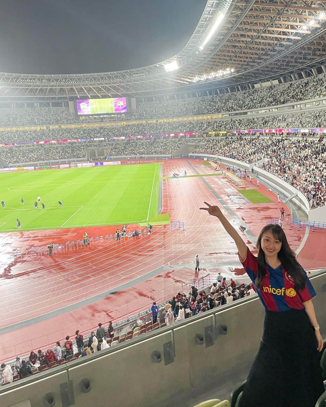 笹木香利さんのインスタグラム写真 - (笹木香利Instagram)「Vissel Kobe vs FC Barcelona at National stadium   ゴールこそ無かったものの、ヒールやらスルーやらレヴァンドフスキのプレーが堪能できたし、アンスファティの一瞬の動き出しに痺れたし、ケシエのゴールのときのパブロ・トーレからのパスが美しすぎて惚れ惚れ…！！  そしてやっぱりイニエスタとシャビの抱擁はもう…！彼らのここまでの歩み、ストーリーを感じる瞬間にはスタジアムも最大の盛り上がりを見せていました！  今年の夏はビッククラブが続々来日予定！間近で素晴らしいプレーがたくさん見られるのをたのしみにしてます！◎」6月9日 13時37分 - kaorisasaki_official