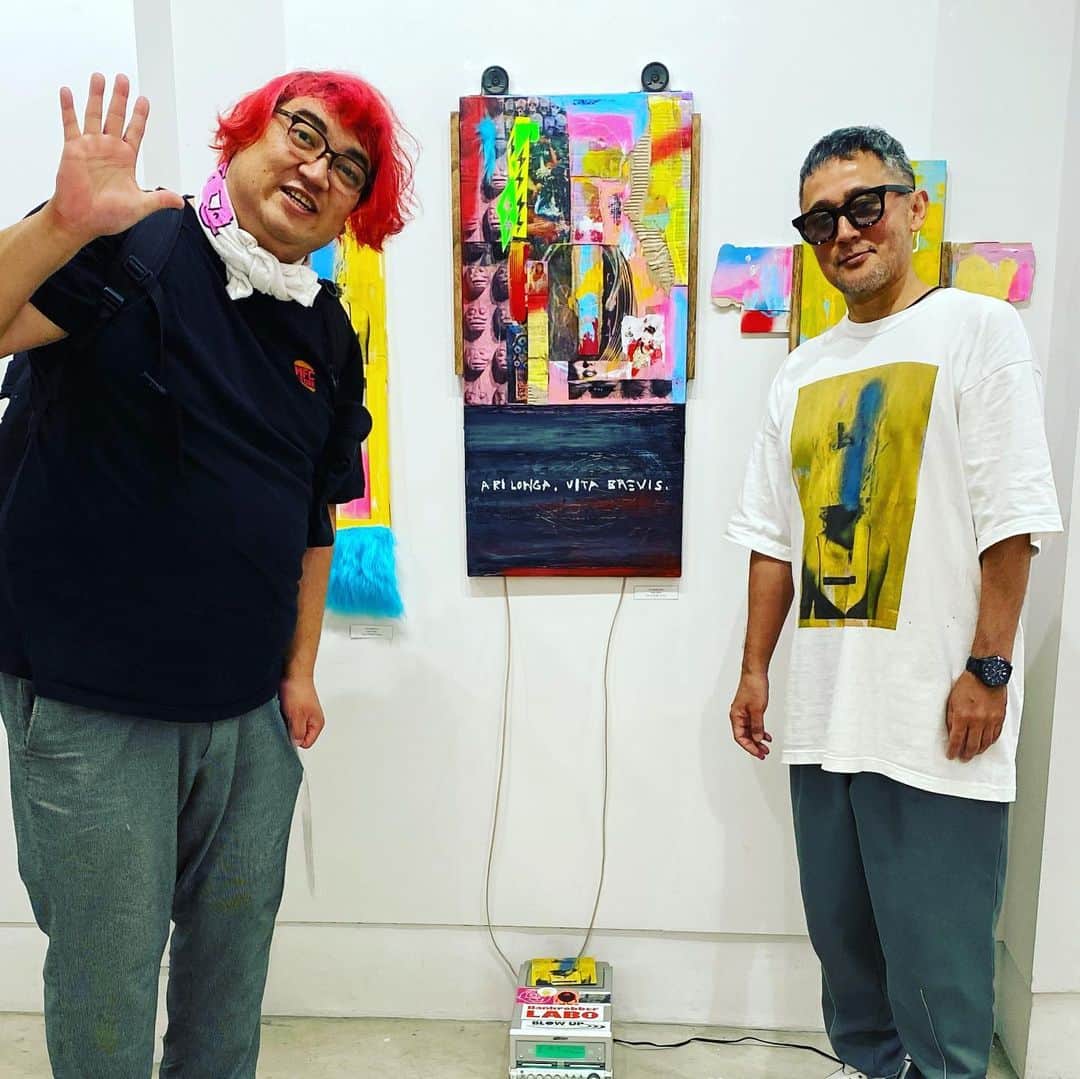 デッカチャンのインスタグラム：「伊藤陽一郎さんの個展「追憶の不文律」に 高円寺のBLANKに行きました。  キャンパスに描かれた作品や、 キャンパスには収まらずはみ出しまくりのスピーカーが着いている作品もあり そのスピーカーからはBGMが流れていました。  BGMもご自身のMIXした曲でカッコよかったので購入しました。💿  解説を聞かせてもらいながらとても楽しくアートを拝見出来ました。  僕の文章ではこのカッコ良さは伝えれないのでぜひギャラリーに言って目と耳で感じで見てはいかがでしょうか？  というか僕の格好アート見にくる人じゃないなぁ🤣 公民館のウォーターサーバーで水を永遠に飲んでる人みたい。  6/11(日)まで開催中！ 高円寺BLANK 杉並区高円寺北2-18-9  #高円寺 #blank #個展 #art #painter #acrylicpainter  #acrylicpainting #abstractpainting #collage #collageart #akakage #伊藤陽一郎」