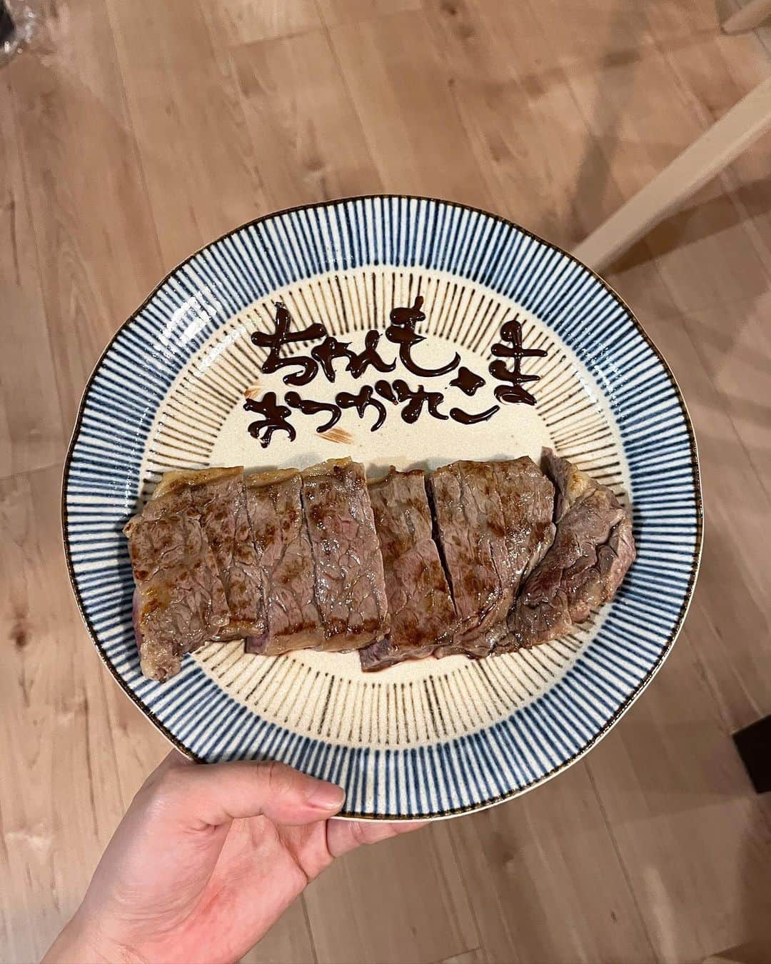 赤木 桃 #ちゃんものインスタグラム：「ちょっぴり開店準備をお休みして小旅行へ✈️ LOVEファミリーがLIMお疲れ様会をしてくれた🥹🍖いつもありがとう❣️  そして実家に帰ったら可愛すぎる生き物がいました🍼🐾1番可愛い犬種はうちの子とよく言うけどあれマジです。もう他の犬は普通に見えてきました。  そして羽田から直行で開店準備に戻ったのでした💦」