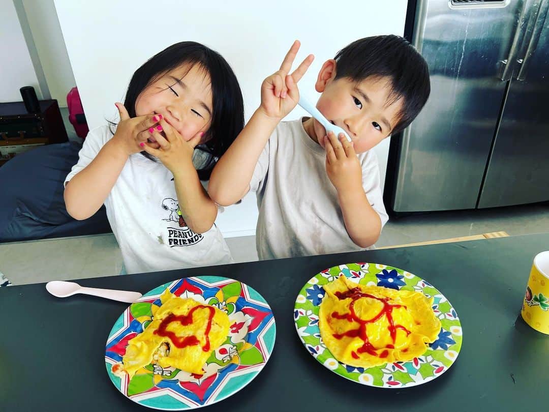 のインスタグラム：「中身はママが…卵はパパが…オムライス🥚🥚」