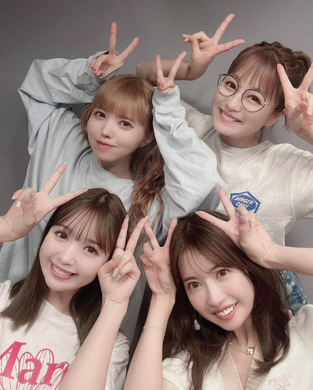 舟山久美子（くみっきー）のインスタグラム：「Popteen 大集合✌️✌️🤍  収録で一緒になって、そのご縁ででまったりご飯したよ✨  やっぱりギャルってかわいいし、好きだなぁ😍❤️と思う時間でした♡  みんな歳を重ねても変わらないので 久しぶりな感じがしませんでした🐣 #popteen OG」