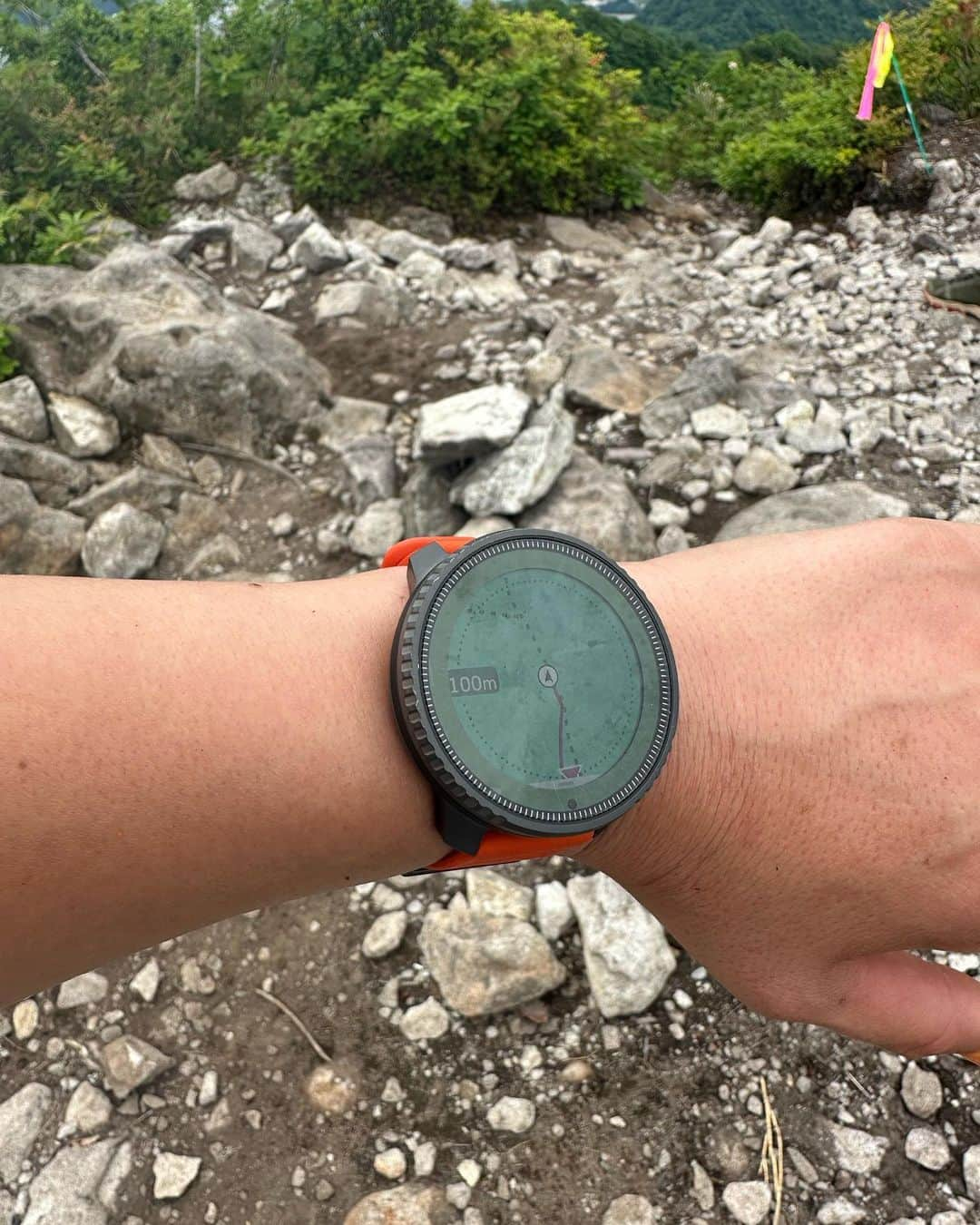 小野塚彩那さんのインスタグラム写真 - (小野塚彩那Instagram)「【Now on Sale⌚︎】. . 本日よりついに @suunto verticalが発売開始🔥. . すでに1カ月半くらい使わせて貰っていますが、なんて言ったってバッテリーの持ちがいい🤩. . ソーラー搭載で約30％バッテリー容量が上がったらしい🔋今思えば、前回いつ充電したっけ？という感じです。. . 着けてから沖縄行ったり、立山行ったりトレラン出たりしましたがマップもカラーで見やすくなり、心拍はもちろんなんだけど、睡眠データ取ると自分の睡眠の質がわかったり、血中酸素濃度がわかったり天気がわかったりとにかく機能満載でありがたい限り🙏. . アプリのアップデートがまた凄くて、マップではグリーンシーズ、ウィンターシーズンなど色々なモードで見ることが出来るから使う人を選ばない感じで使えると思います！. . 使用感など気になる方は是非コメントください✨. . ということでまだ6月なのに腕時計焼けが凄いので外すことは無さそうです。笑. . 📸 @trailrunners.jp . .  @suunto @suuntojapan #suuntovertical」6月9日 13時47分 - ayana_onozuka