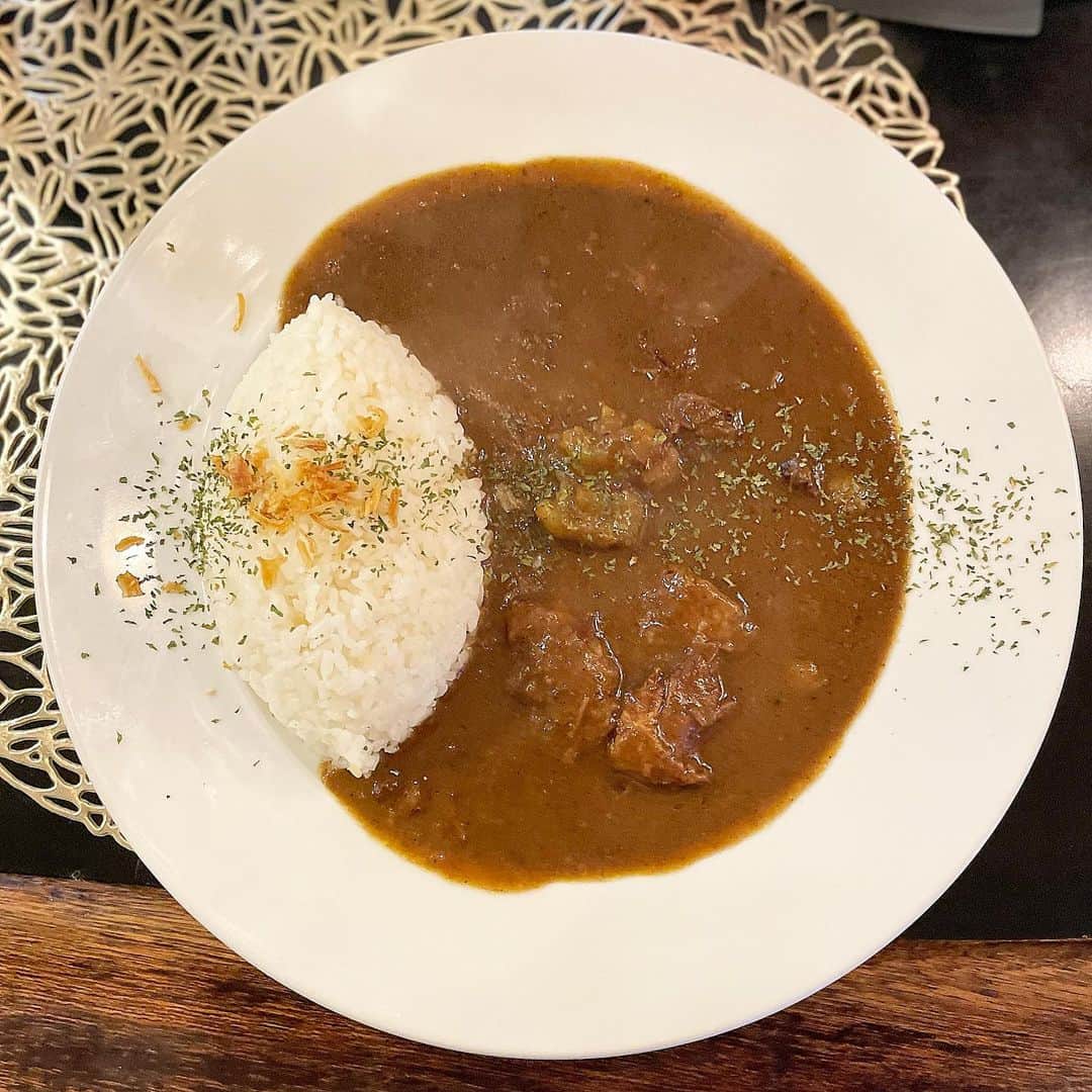 みのり(26)＠東京 ダイエットのインスタグラム：「. . . @curry_caca 🍛🍛🍛 . 仕事のお昼休みに、ふらっとカレー😁 . #牛すじカレー 🍛を食べました。 とろとろの牛すじと、濃厚なカレーでぺろり🥰  店員さんのトークも面白くて、 はずかしんぼで愛想がないわたしも、 ケラケラ笑ってました😁 . 久しぶりにレスラーにも会えたね🥊 ( @wrestler1106 )おひさぁ〜🤘(古) . . いろんなカレーがあるから また食べに行こう😊 . . 午後もお仕事がんばろう🫠💉🩺🌡️🧫🔬 . . #diet #ダイエット #高田馬場 #高田馬場グルメ #高田馬場グルメ  #飯テロ #ダイエットは明日から  #食べるの好きな人と繋がりたい #カレー #カレーライス #カレー好きな人と繋がりたい  #カレー部  #curry #欧風カレー」