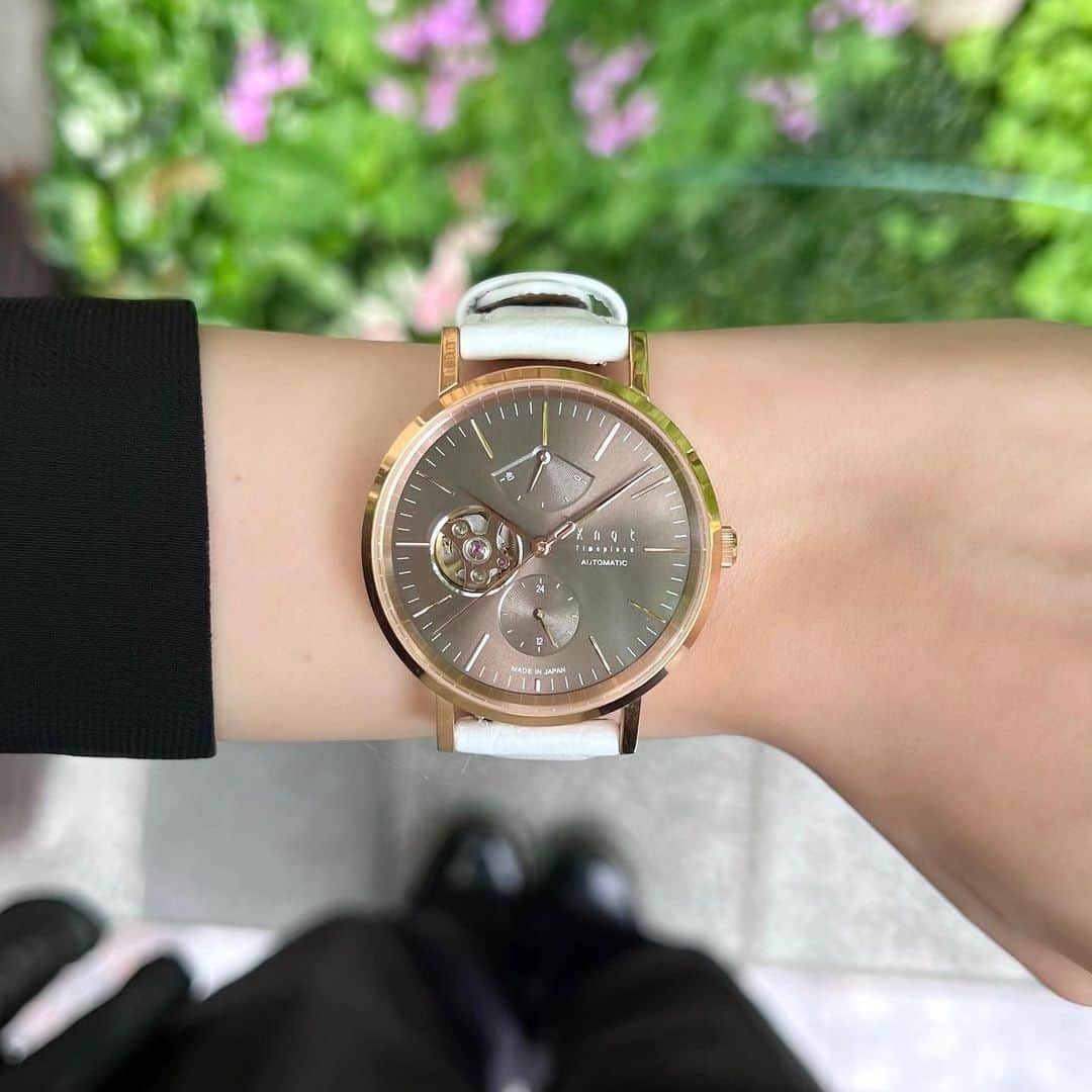 Maker's Watch Knotのインスタグラム：「こんにちは！ リンクス梅田ギャラリーショップの門野です🌸   梅雨入りした地域も多く、 何だか憂鬱な日が続きますね︎ ︎☔️ 今回はそんな雨の日でも安心、 防水レザーを使ったカスタムにしてみました。   Knotの防水レザーは、革の製作過程であるなめしの段階で 3M社製のスコッチガード™皮革保護剤加工を施しています。 雨は勿論、汗を沢山かくような暑い時期でも 安心してお使いいただけます◎   ギャラリーショップでは雨の日限定のフェアも開催しております🫧 雨の日だからこそ気晴らしにKnotに遊びに来ませんか？ 皆さまのご来店を心よりお待ちしております🌱   時計：CAP-38RGCG ストラップ：TWP-16WH バックル：EB-16RG  #knotwatch #watch #wristwatch #japan #mixandmatch #madeinjapan #時計#腕時計 #カスタムオーダー#大阪#梅田#リンクス梅田 #osaka#umeda #손목시계 #맞춤형  #手表#定制#오사카#우메다」