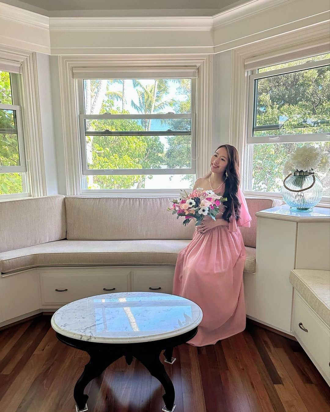 守永真彩のインスタグラム：「. . ちなみにハワイ旅の目的は、友人の結婚式でした💐  コロナ禍で準備も大変だったと思うし、無事に式が行われて本当によかった🥹  式場もとても素敵で映画のワンシーンみたいだったし、アットホームでゆったりした幸せな時間が流れておりました🌿  そして...人生で初めてブライズメイドを担当🫶💓 なんかこちらまでドキドキ🤭 夢のような時間だったなぁ〜♪  #夏休み　#大人の夏休み　#一人旅行　 #hawaii  #trip #ハワイ　 #結婚式　#ハワイ挙式 #ブライズメイド #wedding #hawaiiwedding」