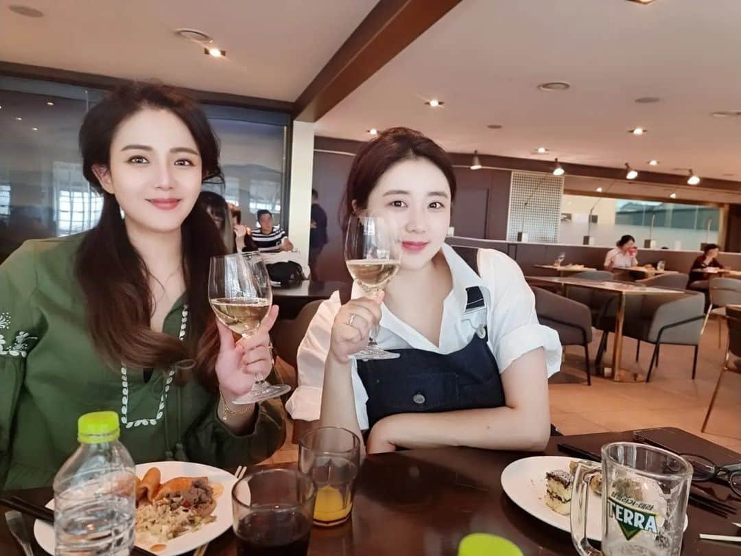 カン・ウンビのインスタグラム：「시작부터 와인 🍷 잘 다녀올께요 ~  #대만 #타이페이 #taiwan #taipei #강은비」