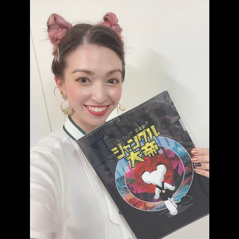 ダンドイ舞莉花さんのインスタグラム写真 - (ダンドイ舞莉花Instagram)「#ジャングル大帝  怒涛の稽古からの本番。 あっという間に終わってしまいました。  ご観劇くださった皆様、 ありがとうございました！！🤍  もっと公演回数やりたかったねぇ😢  レオの母エライザ。そしてリョーナ様。 このライオン達から、たくさん学ばせて頂きました。  愛情深く、芯を強く持ち、心が広い。  私もそうでありたいなぁと日々実感😌  ライオンのお耳ヘアスタイルと、屋島さんの素敵なお衣装に、エジプトで買ったピアスを合わせてました🇪🇬  リョーナ様の冠も、舞台監督の圭太さんが、「きっとマリカに似合うと思った！」と用意してくださって。  髪の毛に絡まらないようにフェルトを裏側に付けてくれたり、下側にテープを貼ってくれた演出部のえみなちゃん。  こうして色んな方の力のおかげで私たちは舞台に立つことができます。  ちなみに圭太さんとえみなちゃんは #ジャージーボーイズ の時もお世話になっていて！こうしてまた別現場で再会できて本当に嬉しかった💕  またご一緒できますように🙏🫶🏻  ありがとうございました😌  #jungleemperorleo #musicaltheatre #musical #theatre #actor #performer #singer #リーディング音楽劇 #リーディング #朗読劇 #音楽劇 #ブリリアホール #手塚治虫 #レオ #エライザ #リョーナ #ありがとう」6月9日 14時01分 - mdandoy18