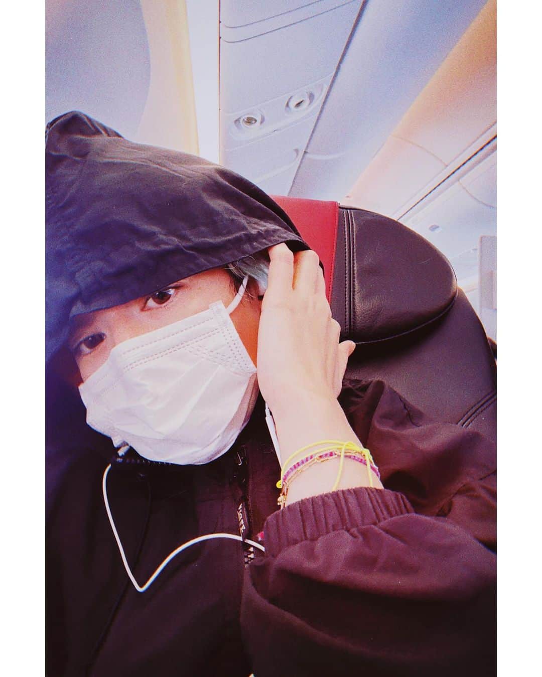 木村カエラのインスタグラム：「福岡へ。 飛行機が大きな雲の中を通って、そこを抜けると、上には青空が。 当たり前だけど、胸の中にかかる雲はいつかこんなふうに晴れるとおもった。  人の気持ちは、当然、思いもよらない瞬間に、急に晴れたり曇ったりする。  今日も誰かの気持ちを晴らしてあげたい。  私らしく生きたい。 後悔したくない。  #TOUR#LIVE」