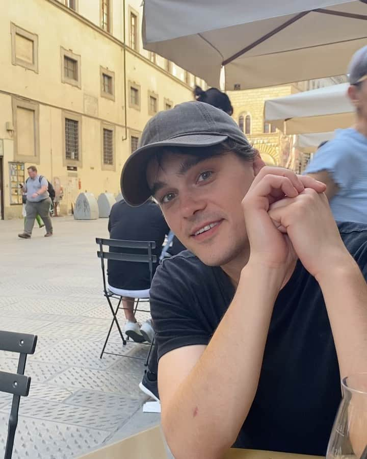 ミッチェル・ホープのインスタグラム：「Hey guys I left a light brown hat in a taxi the other day and was wondering if someone knew it’s whereabouts. It’s completely single tone, with no visible markings and I can’t remember the taxi or drop off location xx」