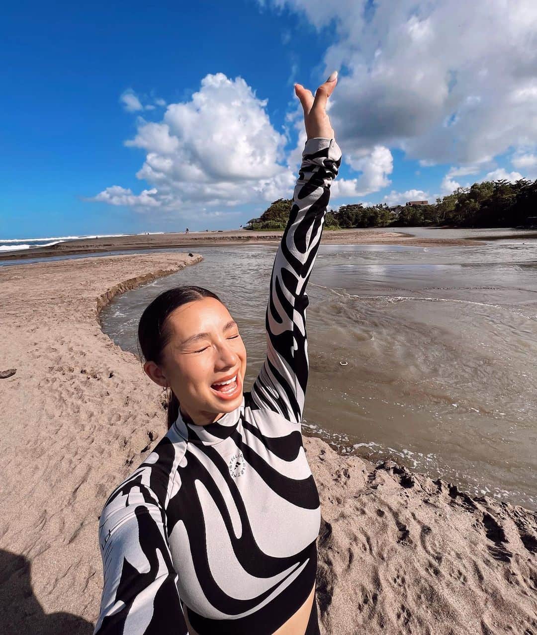 Jennifer Bachdimのインスタグラム：「Every minute counts! Set aside 15min per day to move, stay active, be healthy and happy ! Shorten your screen time and instead move for the planet 🌎❤️💪🏽 #MoveForThePlanet」