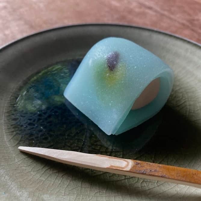 一保堂茶舗さんのインスタグラム写真 - (一保堂茶舗Instagram)「京都はホタルの季節になりました。こちらのお菓子は「光の舞」。美しい川の景色を意匠にしたういろうです。 Today’s tea time with confectionery “Hikari-no-mai (fire fly)”.   #一保堂 #一保堂茶舗 #ippodo #ippodotea #お茶 #お茶好き #お茶時間 #お茶の時間 #お茶のある暮らし #お茶のある生活 #日本茶 #日本茶好き #日本茶のある暮らし #ホタル #ほたる #蛍 #蛍の光」6月9日 14時23分 - ippodotea