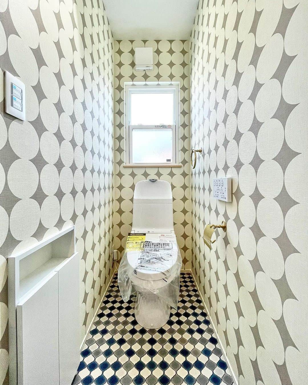 fukui-kensetsuのインスタグラム：「山形市A様邸のトイレです。  メインフロアじゃない方のトイレという事もあり、遊び心のある壁と床をチョイスしました。  注文住宅らしい内装が素敵です✨  #トイレ #トイレインテリア #トイレクロス #トイレ収納 #自然素材の家 #自然素材の家づくり #マイホーム  +++--------------------+++  山形暮らしの家づくり  #福井建設#山形市#工務店#注文住宅#山形注文住宅#山形の工務店#山形住宅会社  山形の風土に合った注文住宅を建設しています。  ↓プロフィール↓ @fukui_kensetsu  ↓現場のことや日常をご紹介するアカウント↓ @fukui_kensetsu_pr  お問い合わせなど、お気軽にDMしてください♪ +++--------------------+++」