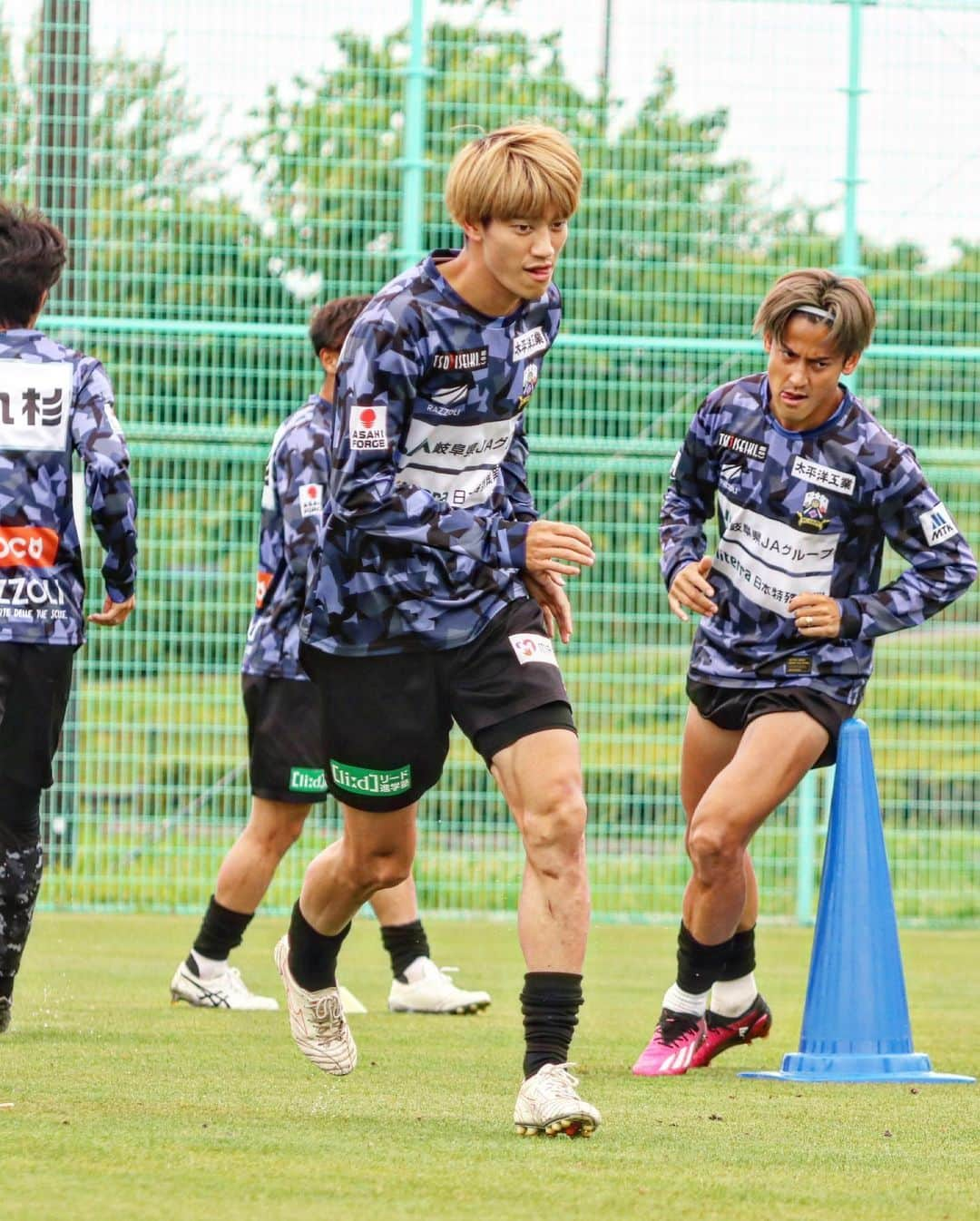 ＦＣ岐阜さんのインスタグラム写真 - (ＦＣ岐阜Instagram)「. 【沼津戦まであと❷日🍀】 6.9(Fri)  TRAINING PHOTO📸  #fcgifu #FC岐阜 #MOVEYOURHEART #松本歩夢 #藤岡浩介 #川上竜 #久保田和音 #藤谷匠 #村田透馬 #遠藤元一 #浮田健誠 #田口裕也 #羽田一平」6月9日 14時41分 - fcgifu