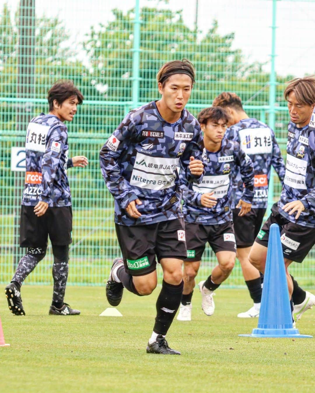 ＦＣ岐阜さんのインスタグラム写真 - (ＦＣ岐阜Instagram)「. 【沼津戦まであと❷日🍀】 6.9(Fri)  TRAINING PHOTO📸  #fcgifu #FC岐阜 #MOVEYOURHEART #松本歩夢 #藤岡浩介 #川上竜 #久保田和音 #藤谷匠 #村田透馬 #遠藤元一 #浮田健誠 #田口裕也 #羽田一平」6月9日 14時41分 - fcgifu