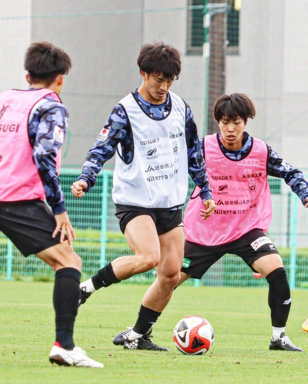 ＦＣ岐阜さんのインスタグラム写真 - (ＦＣ岐阜Instagram)「. 【沼津戦まであと❷日🍀】 6.9(Fri)  TRAINING PHOTO📸  #fcgifu #FC岐阜 #MOVEYOURHEART #松本歩夢 #藤岡浩介 #川上竜 #久保田和音 #藤谷匠 #村田透馬 #遠藤元一 #浮田健誠 #田口裕也 #羽田一平」6月9日 14時41分 - fcgifu