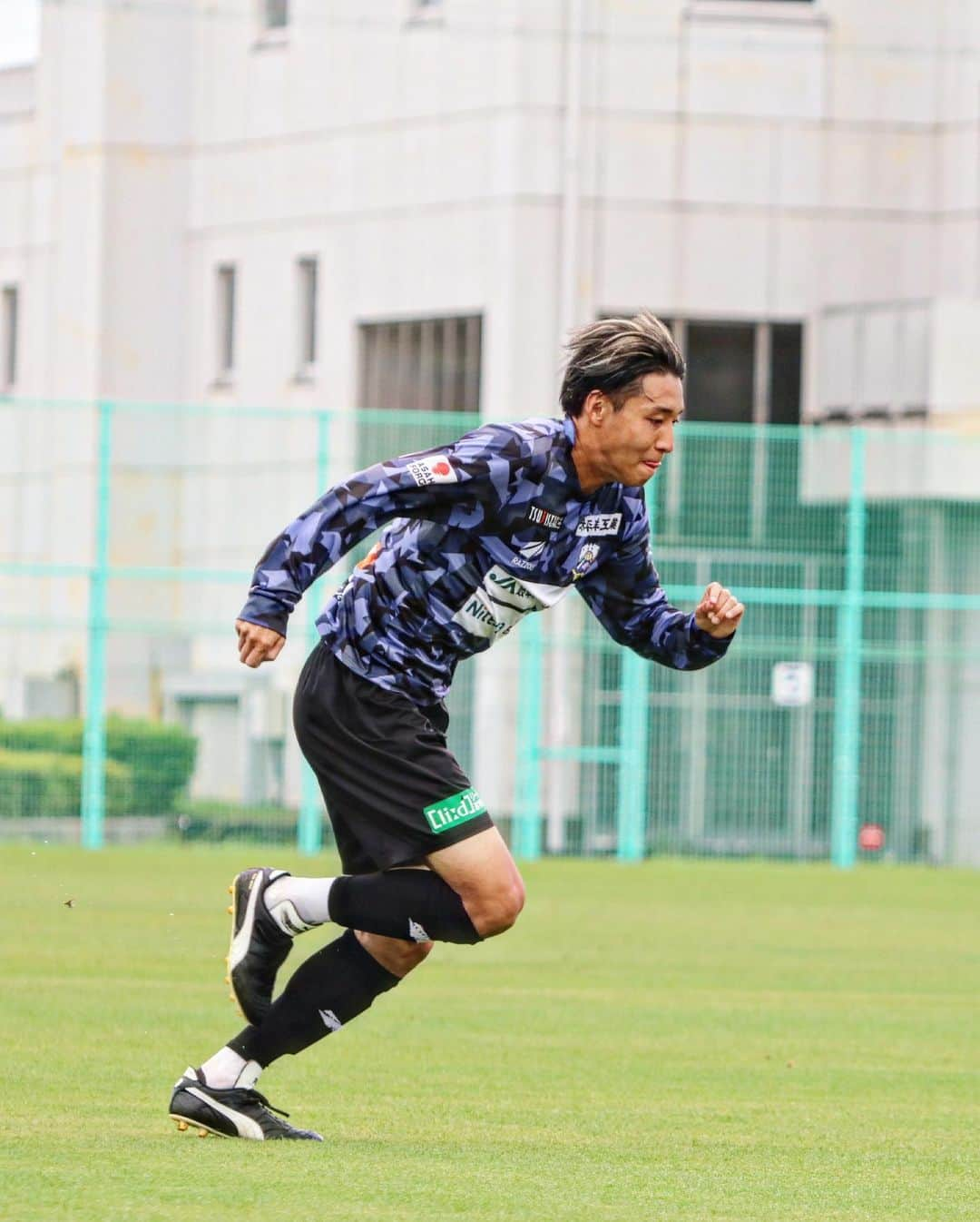 ＦＣ岐阜さんのインスタグラム写真 - (ＦＣ岐阜Instagram)「. 【沼津戦まであと❷日🍀】 6.9(Fri)  TRAINING PHOTO📸  #fcgifu #FC岐阜 #MOVEYOURHEART #松本歩夢 #藤岡浩介 #川上竜 #久保田和音 #藤谷匠 #村田透馬 #遠藤元一 #浮田健誠 #田口裕也 #羽田一平」6月9日 14時41分 - fcgifu